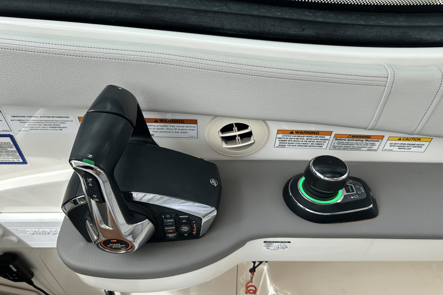 Slide: The Image of Sea Ray 320 DA-OB 2023 - 17