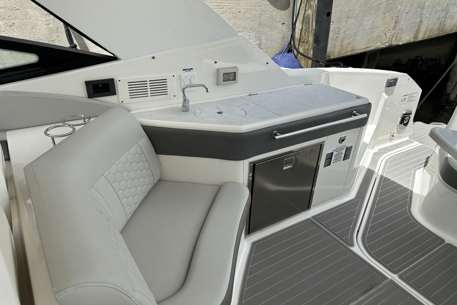 Slide: The Image of Sea Ray 320 DA-OB 2023 - 23