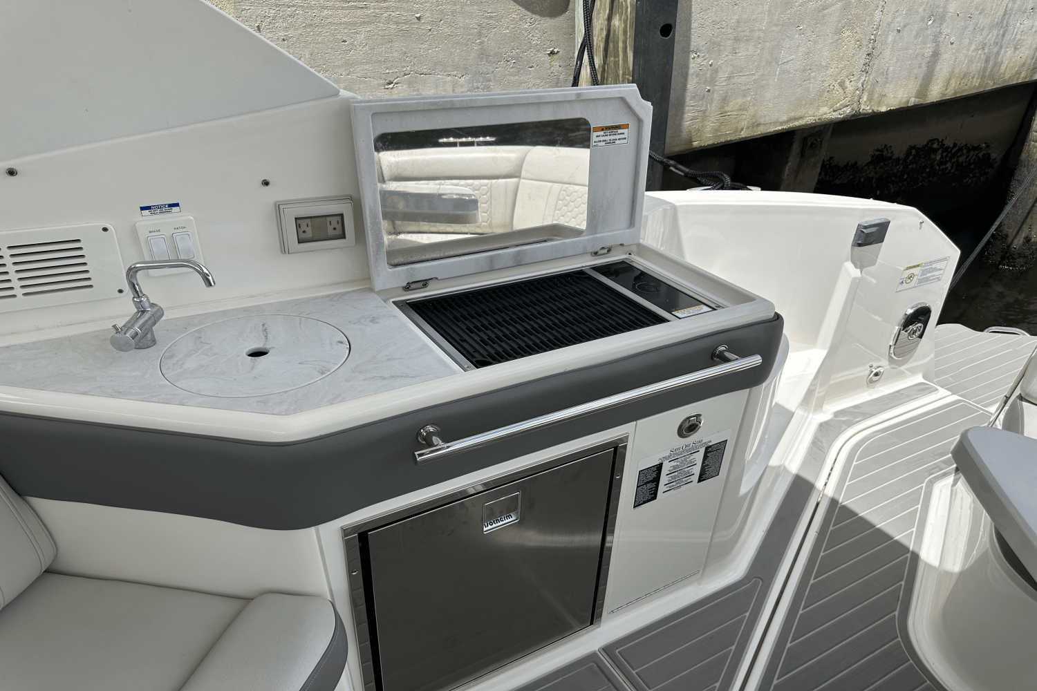 Slide: The Image of Sea Ray 320 DA-OB 2023 - 25