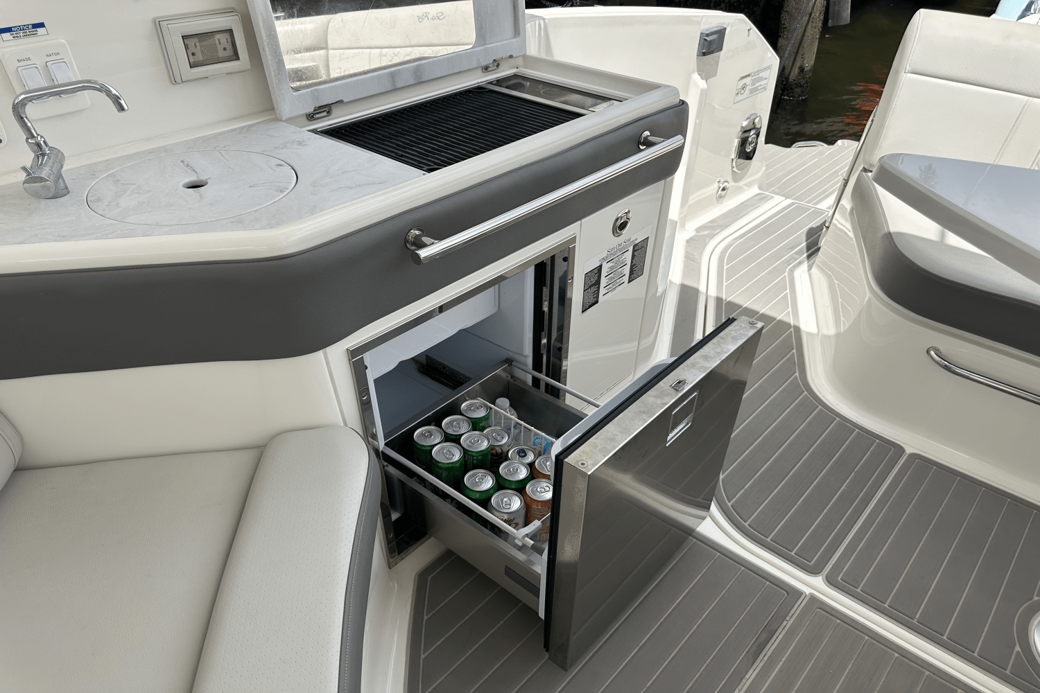 Slide: The Image of Sea Ray 320 DA-OB 2023 - 26