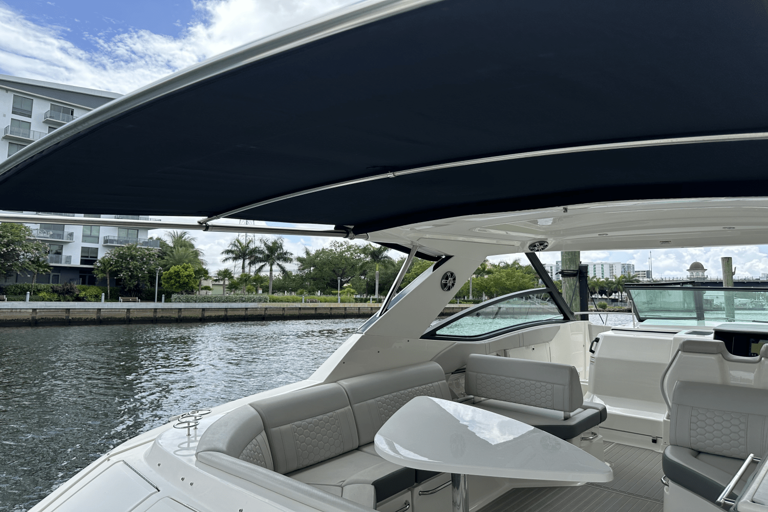 Slide: The Image of Sea Ray 320 DA-OB 2023 - 30