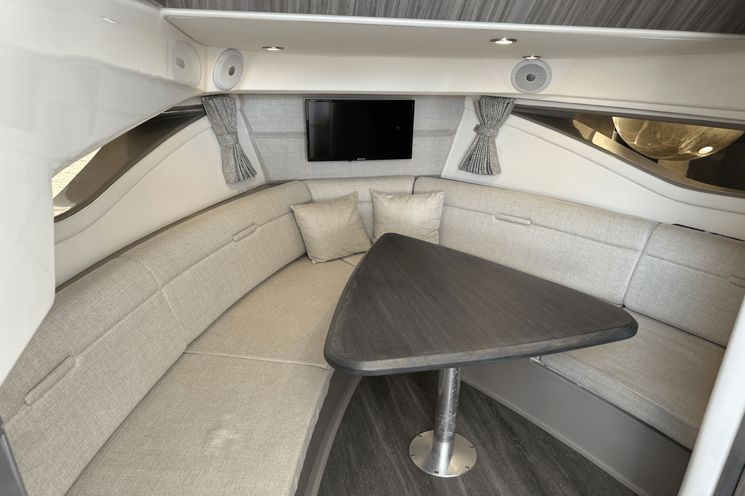 Slide: The Image of Sea Ray 320 DA-OB 2023 - 36