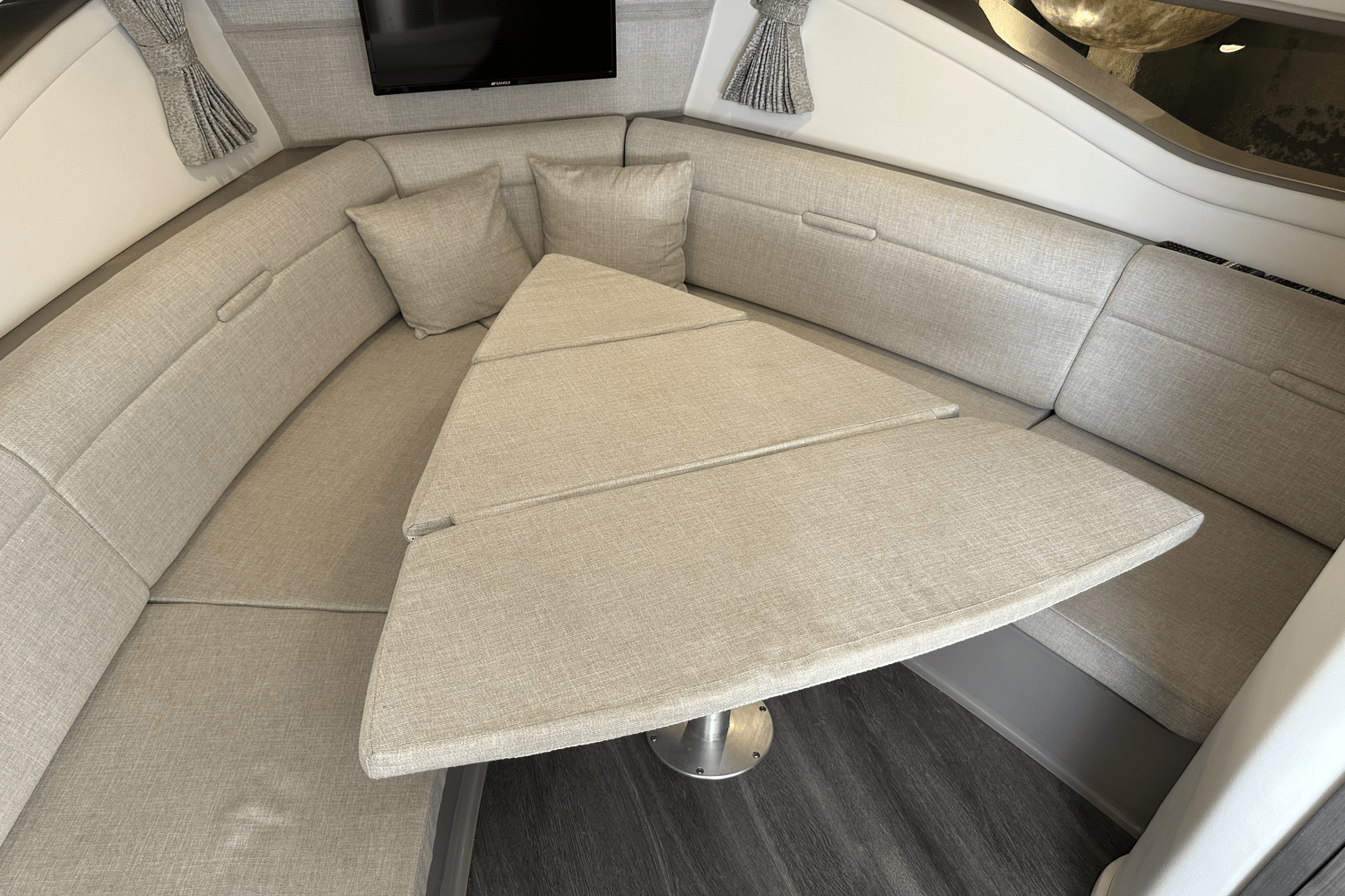 Slide: The Image of Sea Ray 320 DA-OB 2023 - 37