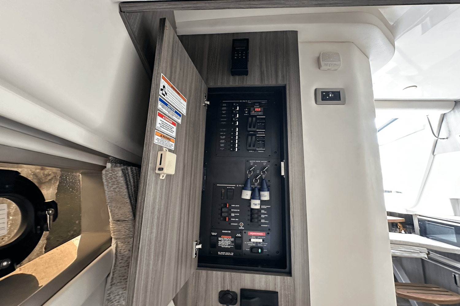 Slide: The Image of Sea Ray 320 DA-OB 2023 - 40
