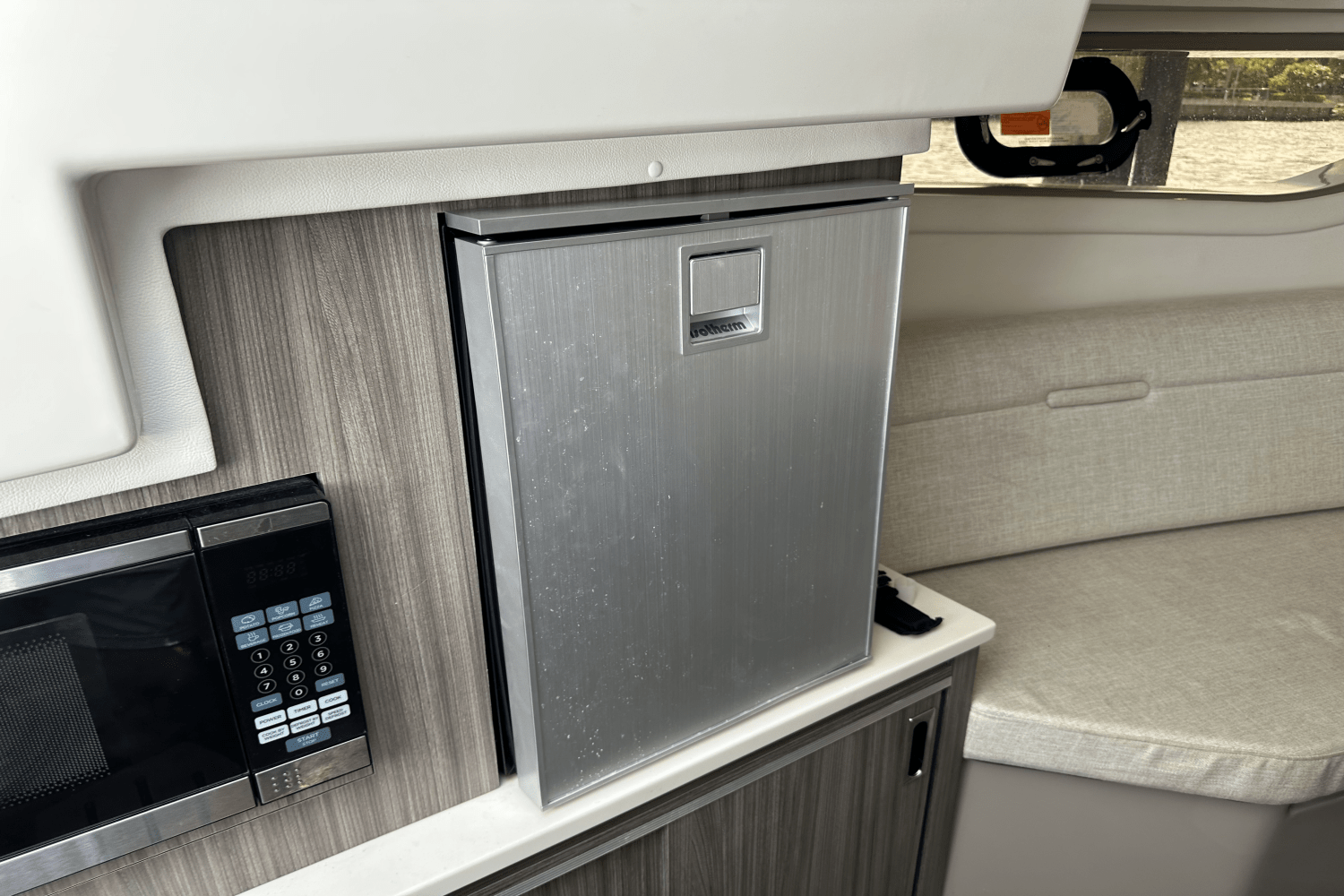 Slide: The Image of Sea Ray 320 DA-OB 2023 - 43