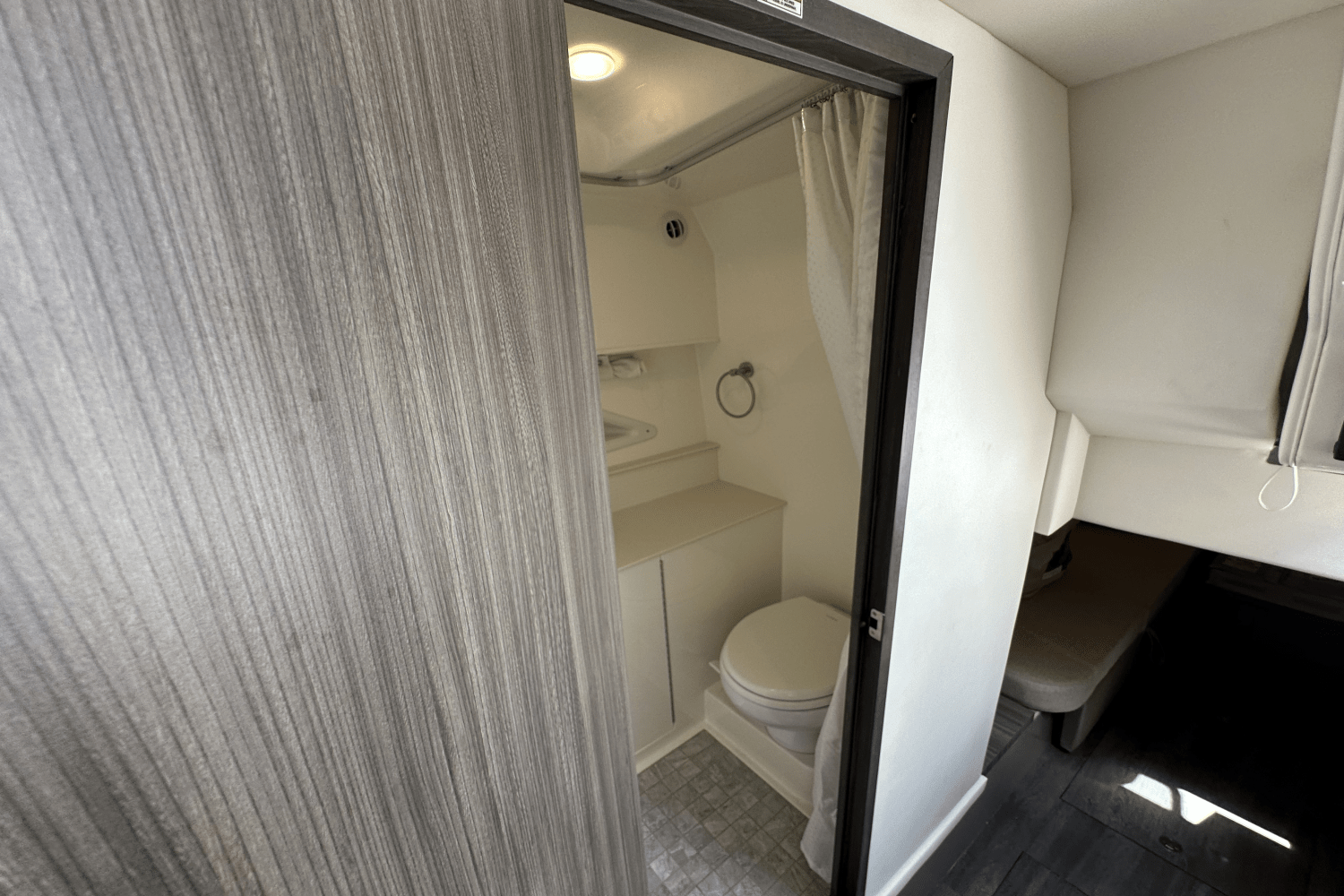 Slide: The Image of Sea Ray 320 DA-OB 2023 - 44