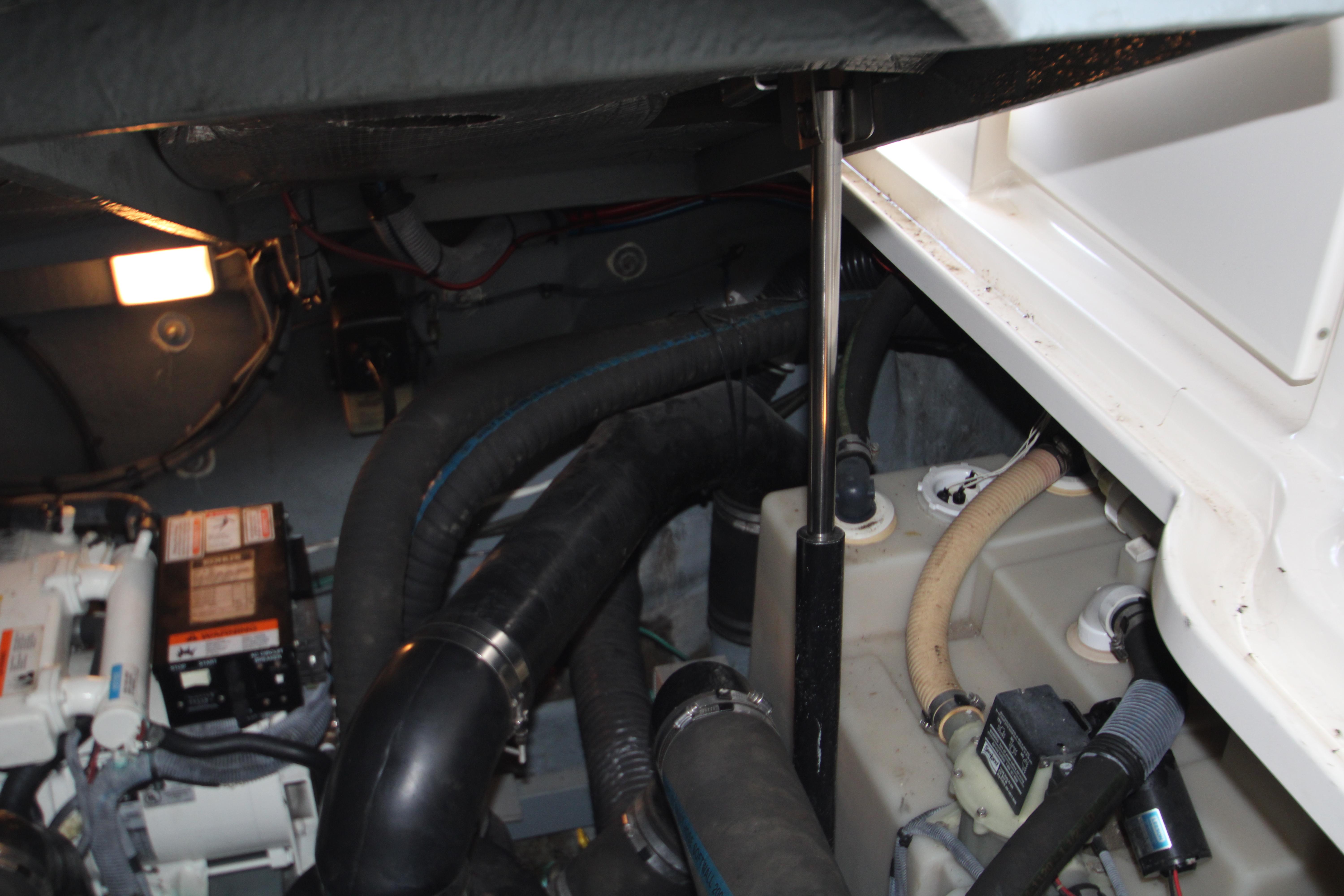 Slide: The Image of Sea Ray 320 Sundancer 2003 - 50