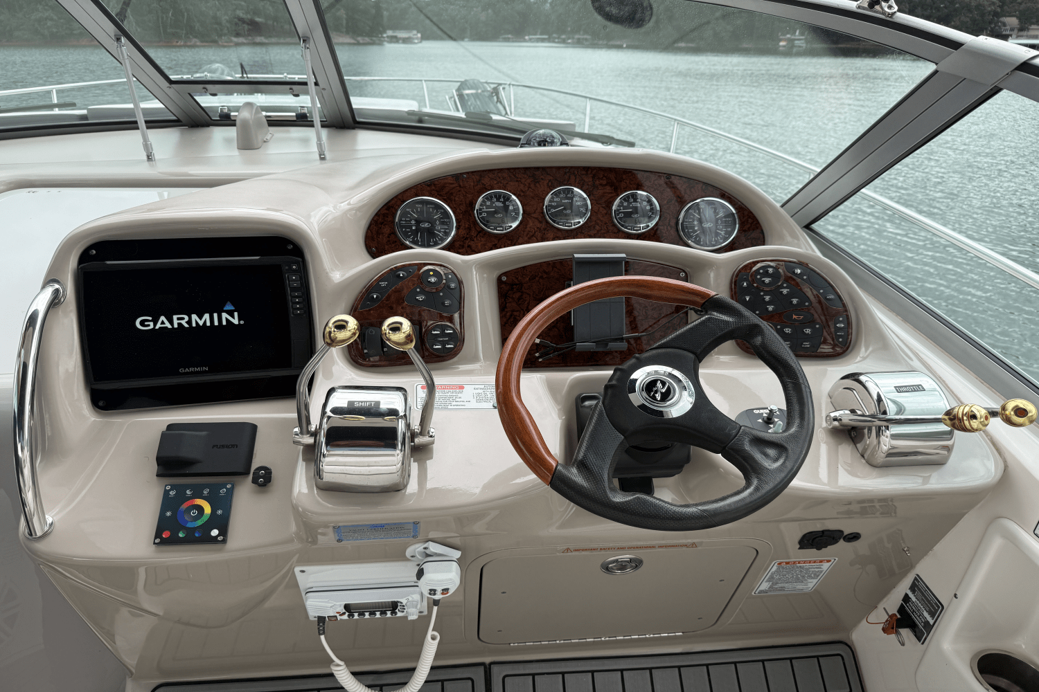 Slide: The Image of Sea Ray 320 Sundancer 2006 - 15