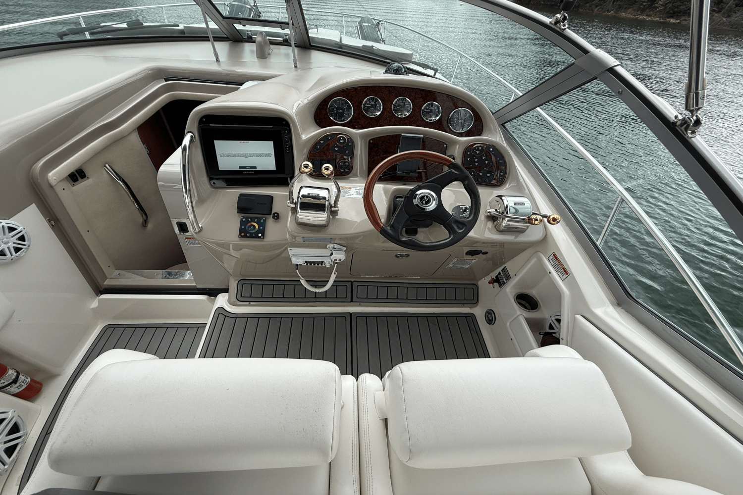 Slide: The Image of Sea Ray 320 Sundancer 2006 - 21