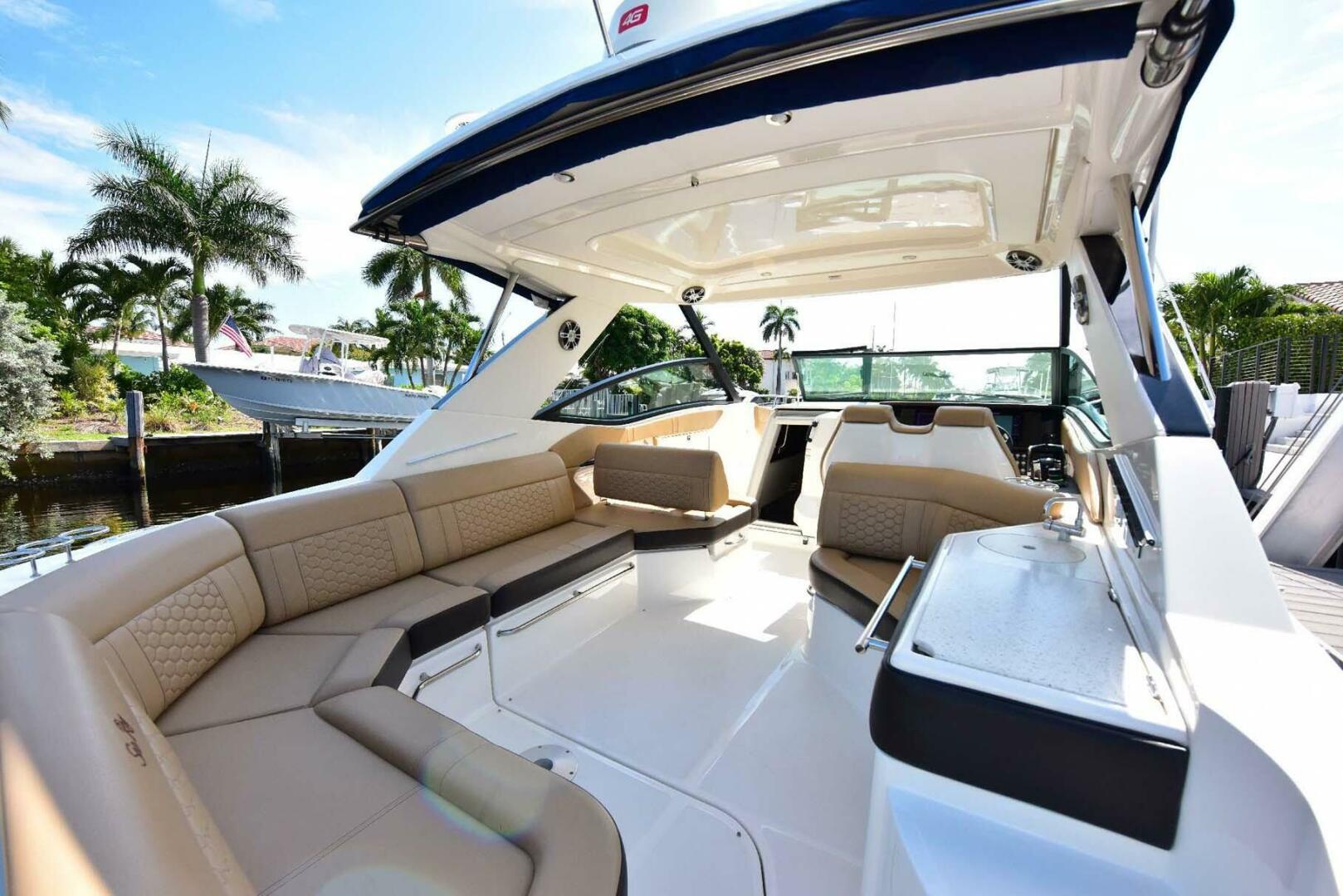 Slide: The Image of Sea Ray 320 Sundancer 2019 - 4580340