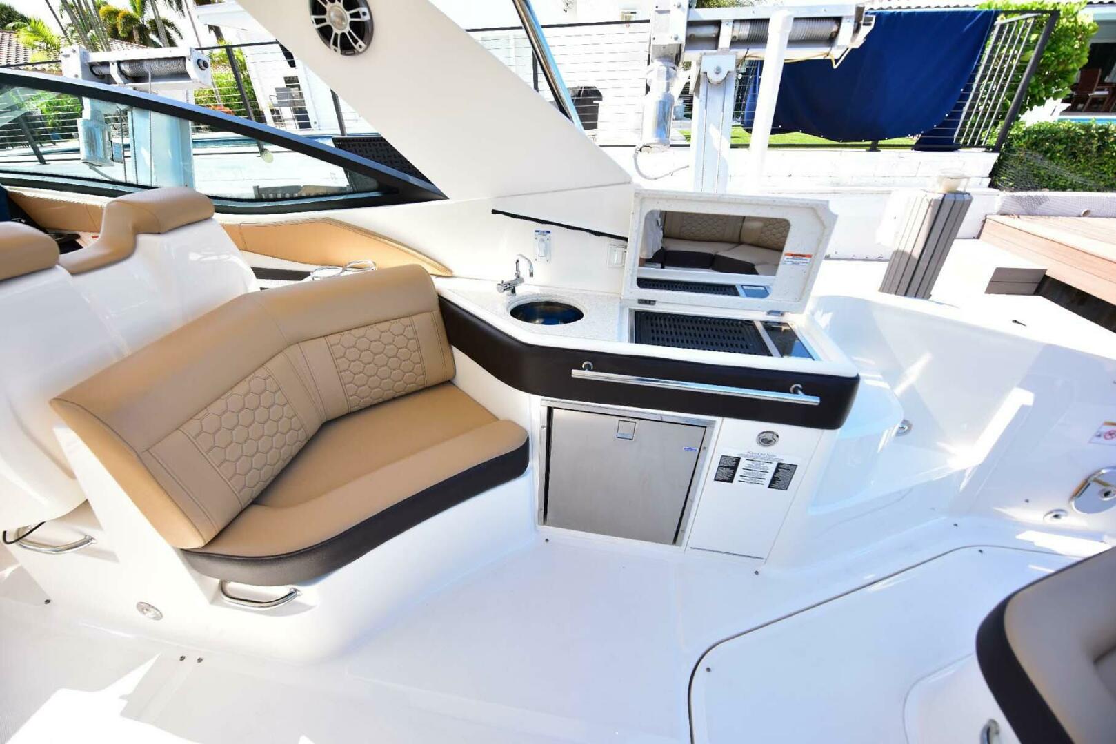Slide: The Image of Sea Ray 320 Sundancer 2019 - 4580342