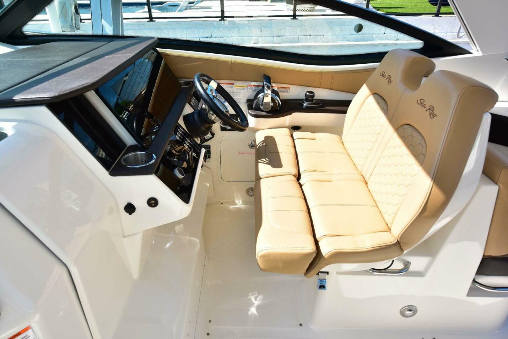 Slide: The Image of Sea Ray 320 Sundancer 2019 - 4580343