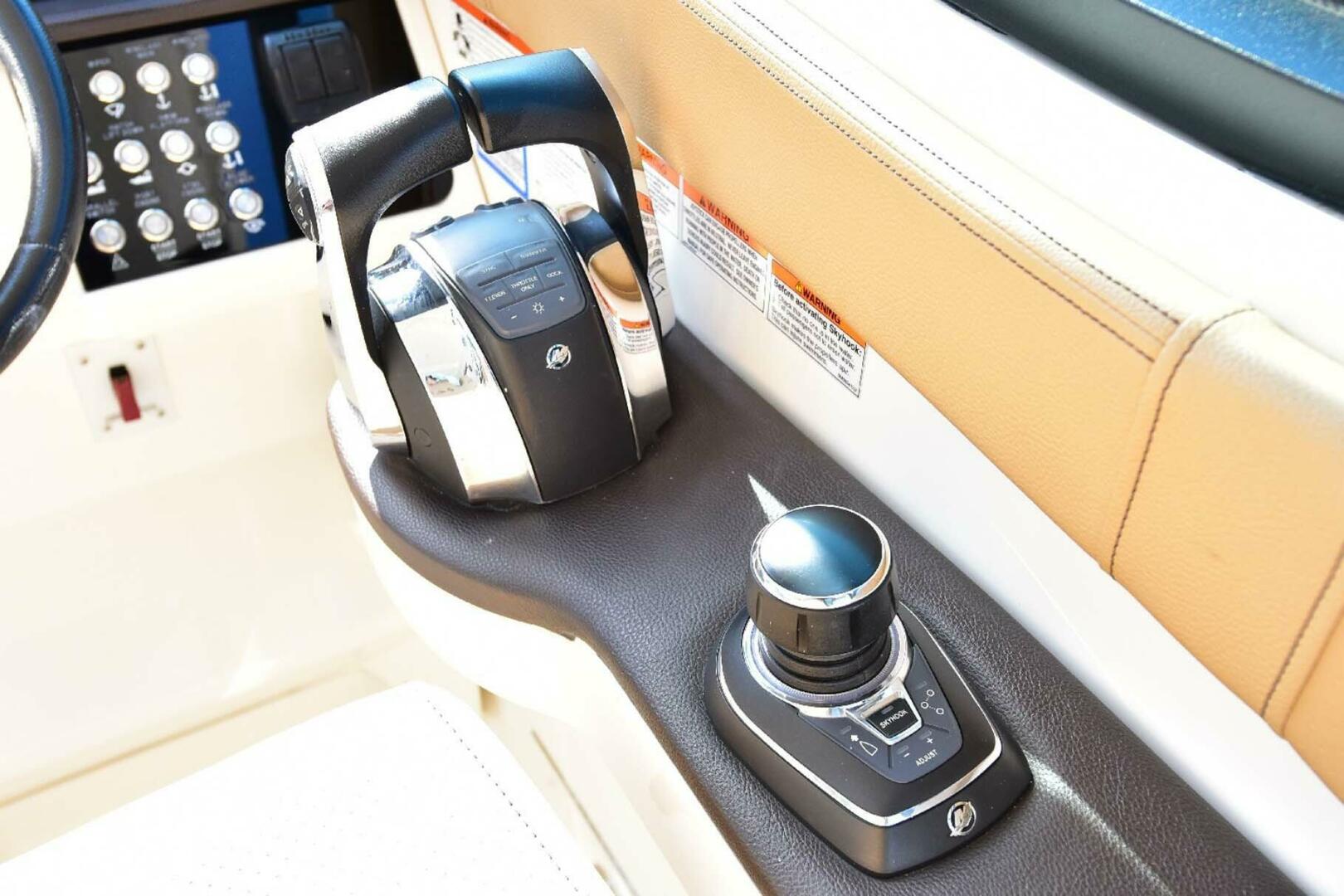 Slide: The Image of Sea Ray 320 Sundancer 2019 - 4580345