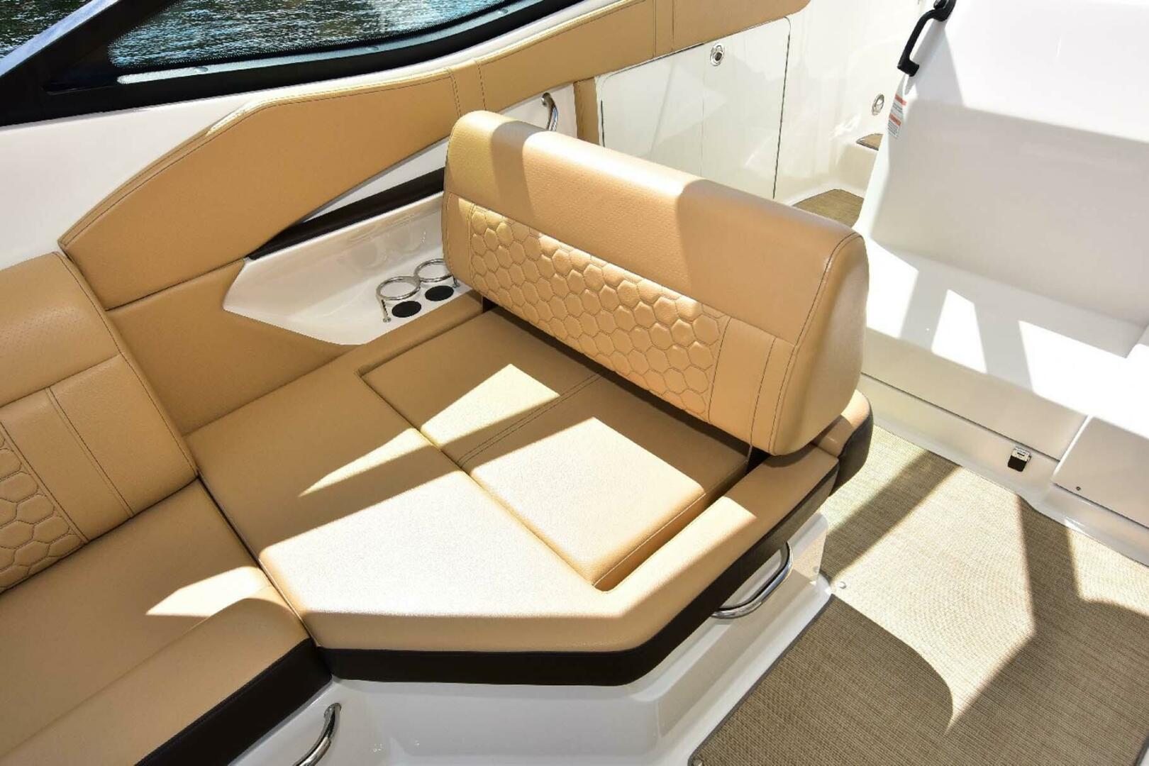 Slide: The Image of Sea Ray 320 Sundancer 2019 - 4580347