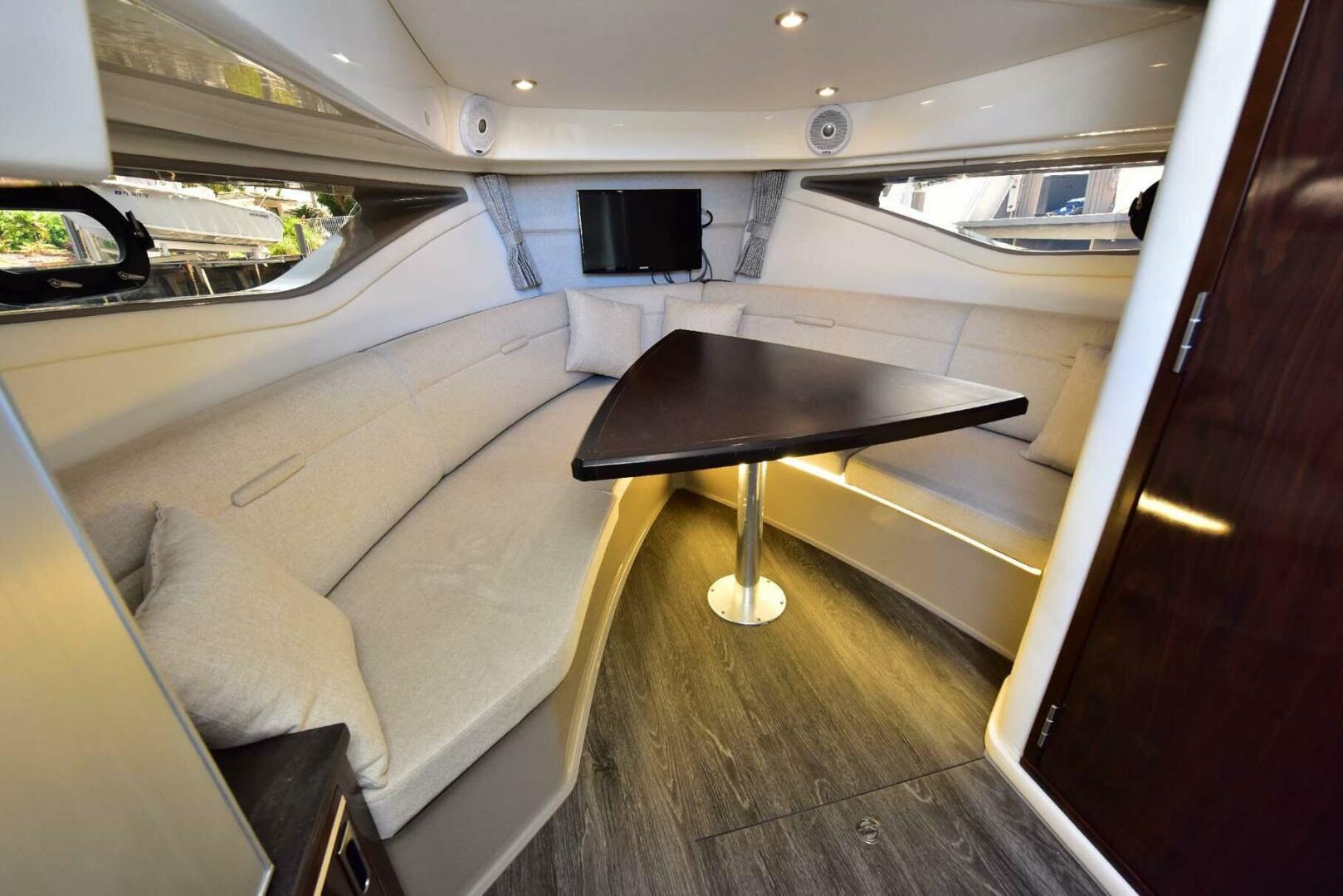 Slide: The Image of Sea Ray 320 Sundancer 2019 - 4580351