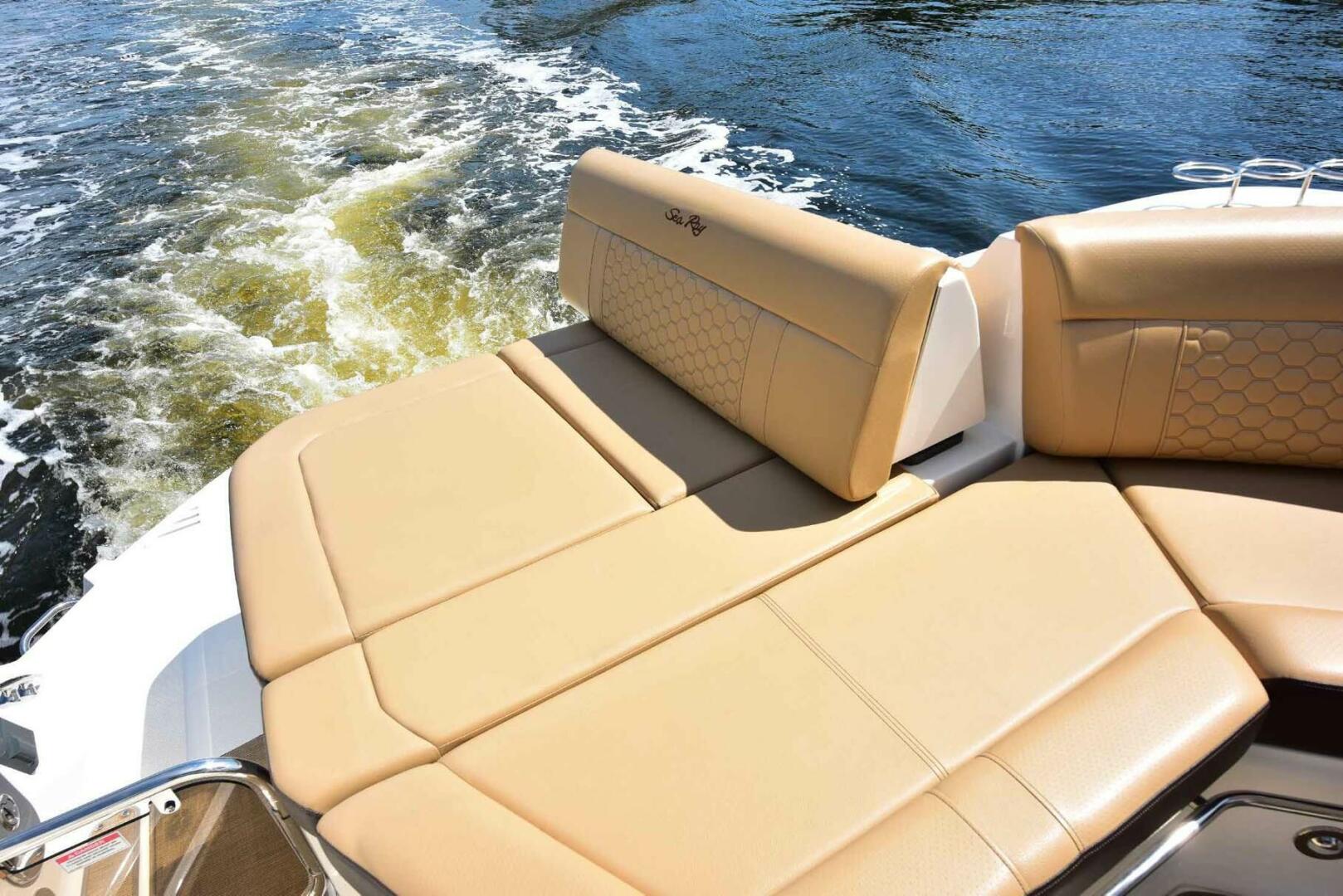 Slide: The Image of Sea Ray 320 Sundancer 2019 - 4580369