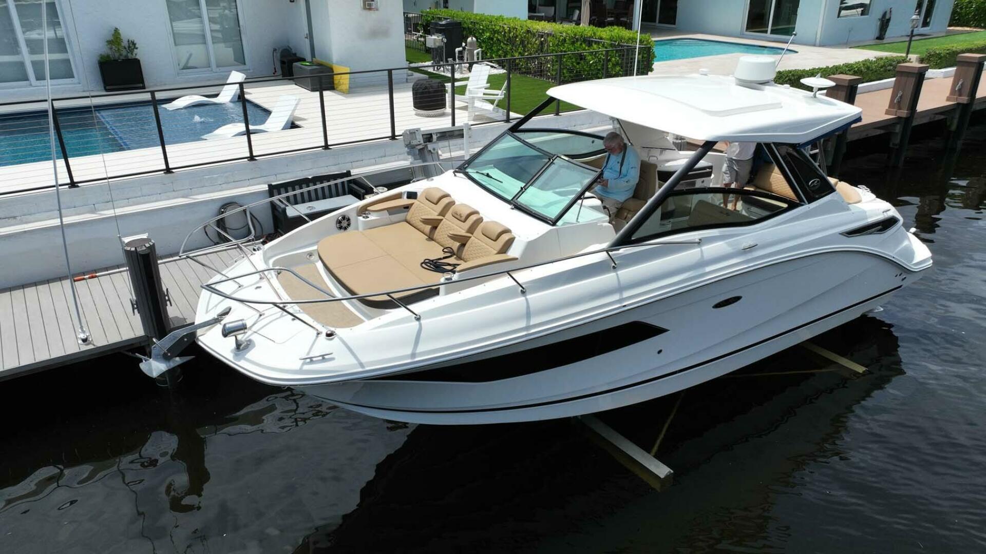 Slide: The Image of Sea Ray 320 Sundancer 2019 - 4580375