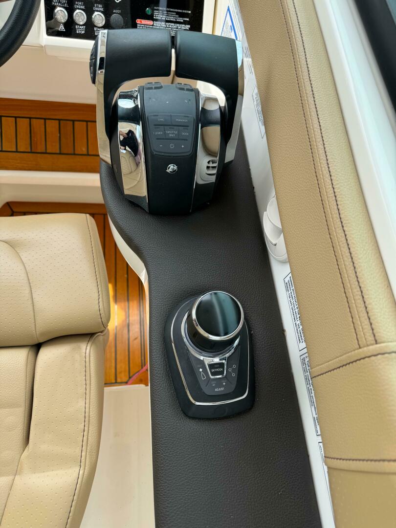Slide: The Image of Sea Ray 320 Sundancer 2020 - 4504363