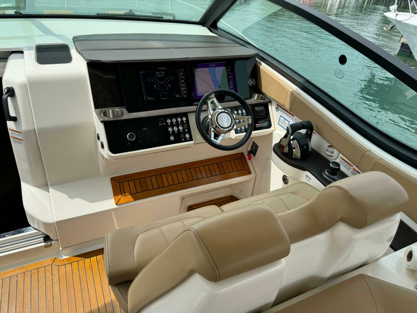 Slide: The Image of Sea Ray 320 Sundancer 2020 - 4504367