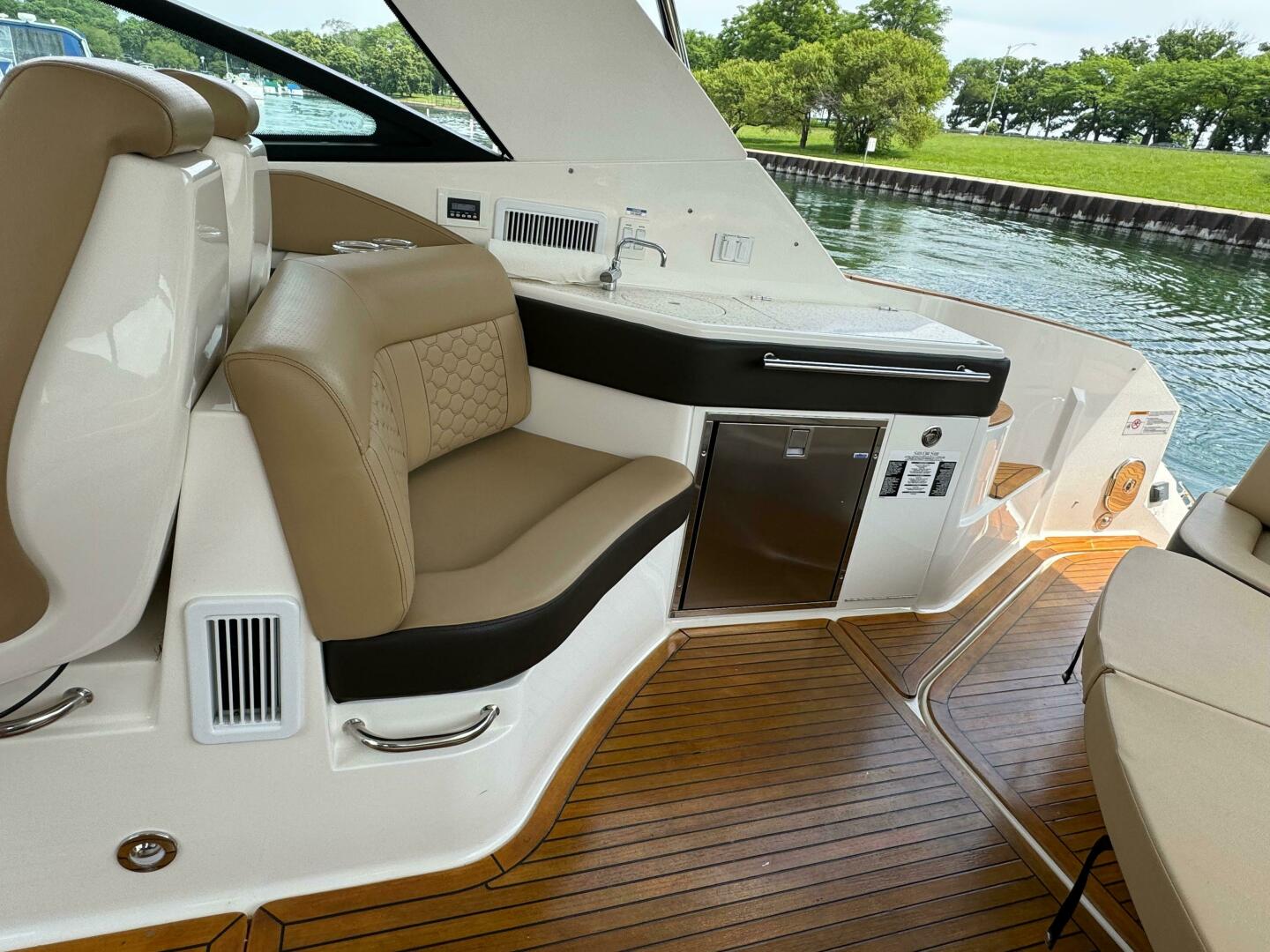 Slide: The Image of Sea Ray 320 Sundancer 2020 - 4504371