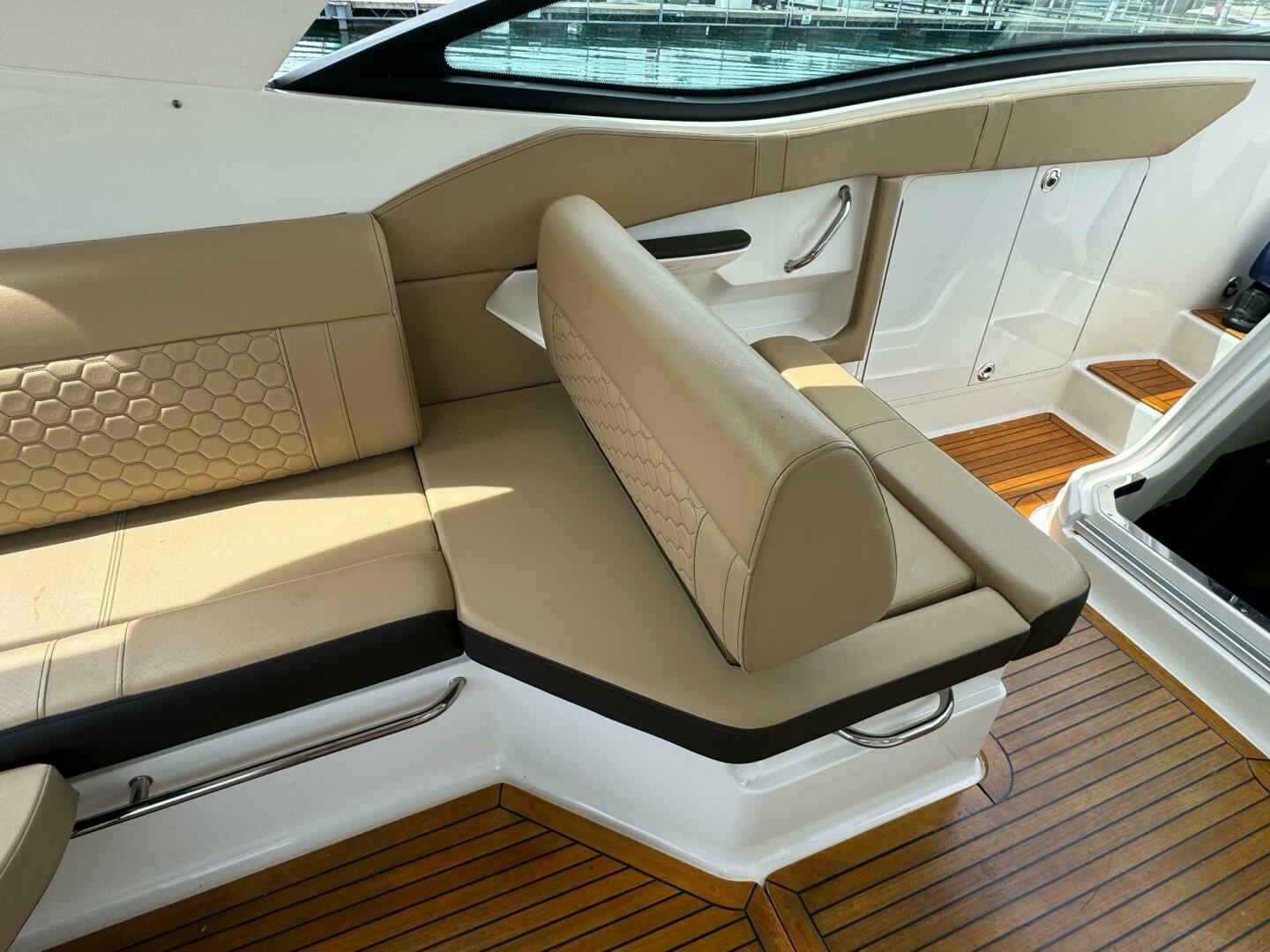 Slide: The Image of Sea Ray 320 Sundancer 2020 - 4504373