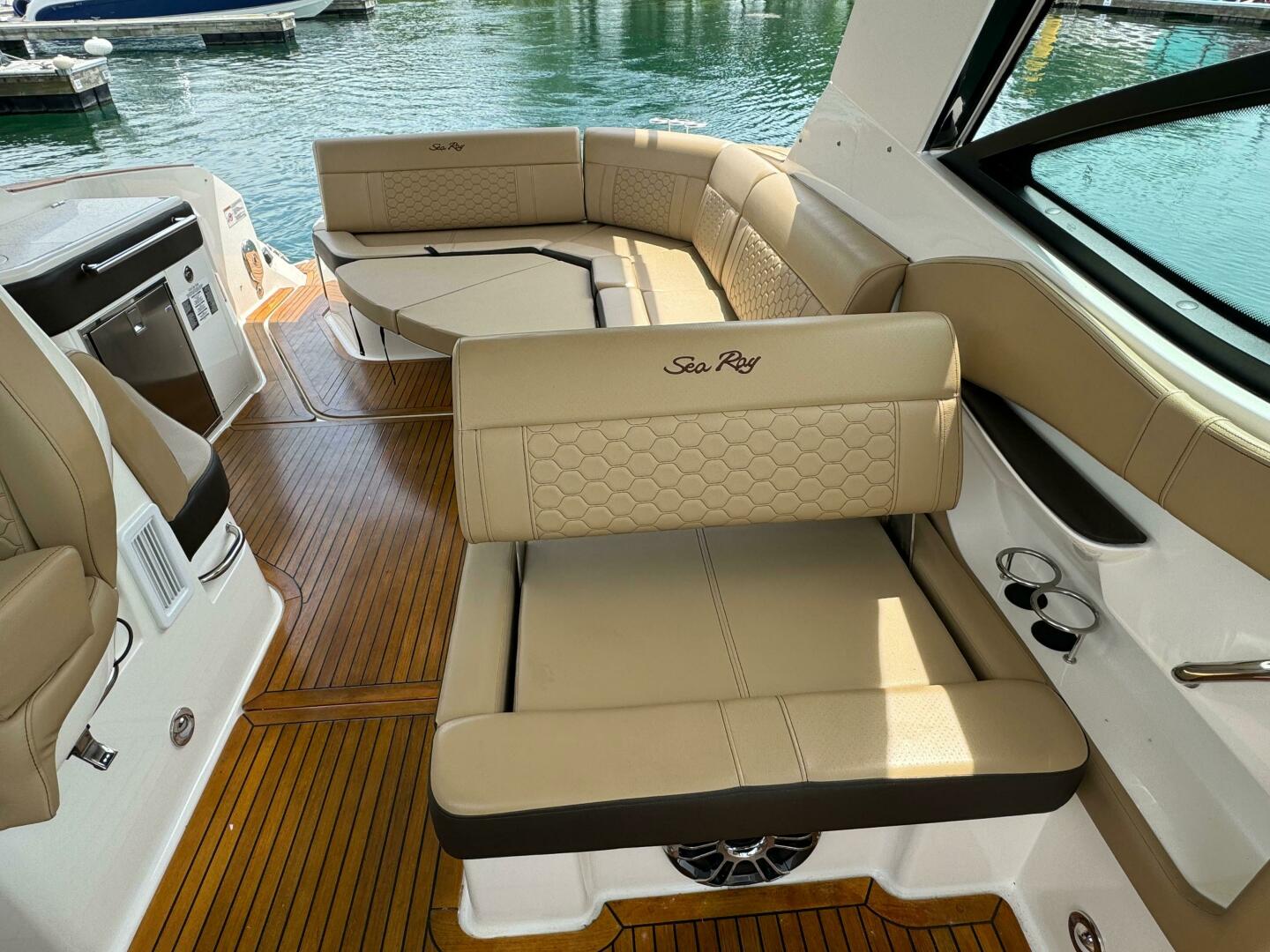 Slide: The Image of Sea Ray 320 Sundancer 2020 - 4504375