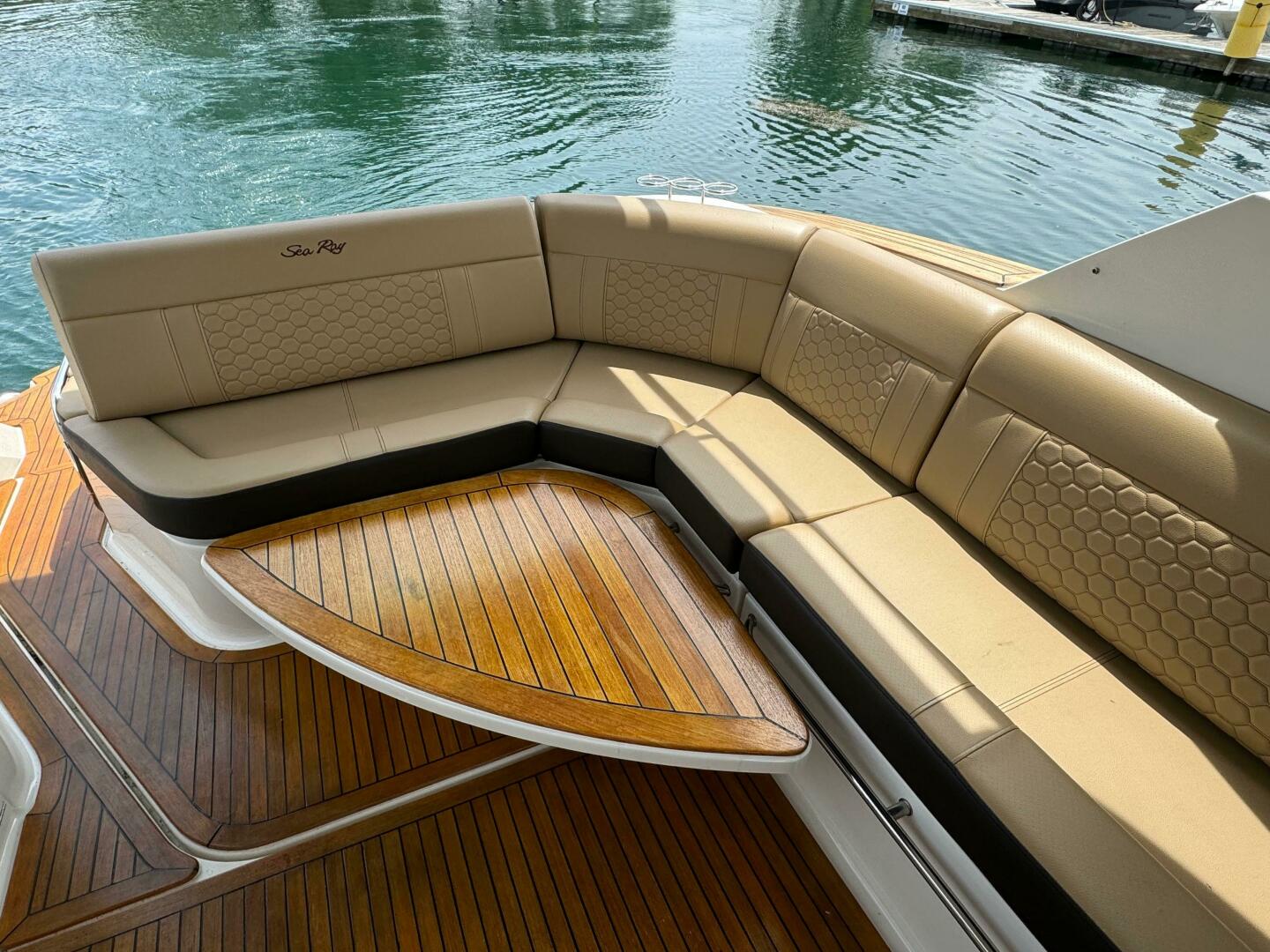 Slide: The Image of Sea Ray 320 Sundancer 2020 - 4504377