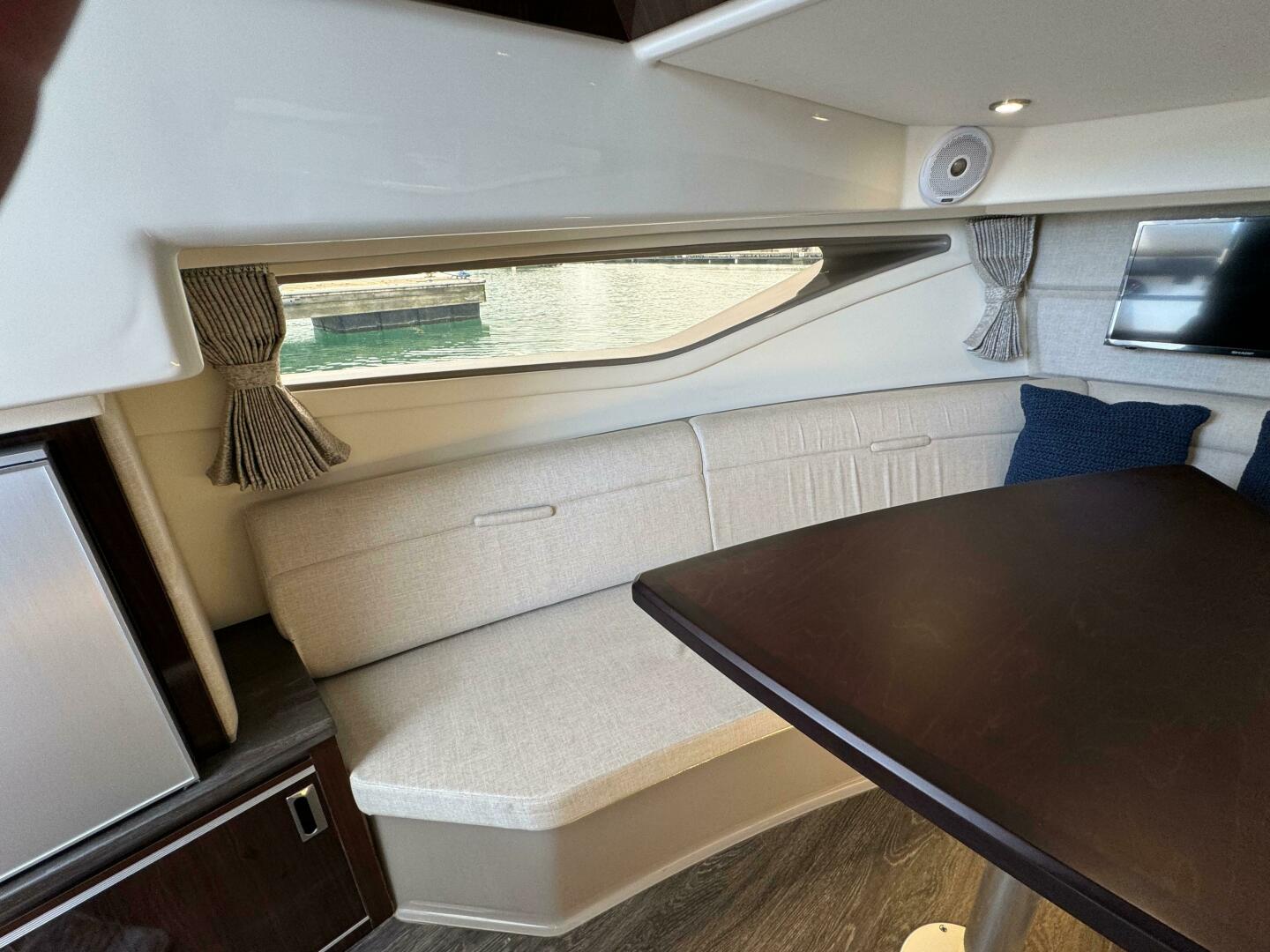 Slide: The Image of Sea Ray 320 Sundancer 2020 - 4504349