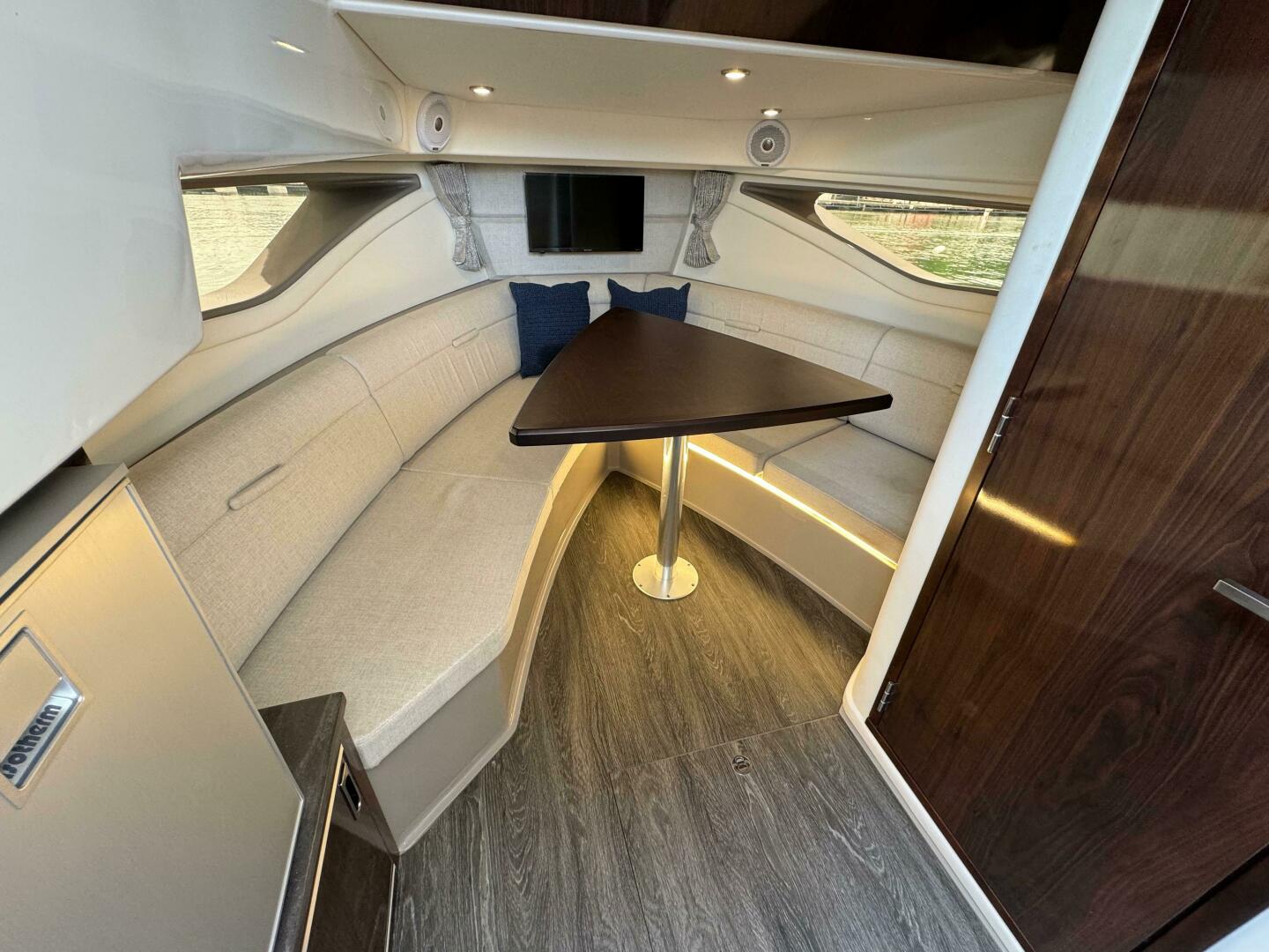 Slide: The Image of Sea Ray 320 Sundancer 2020 - 4504355