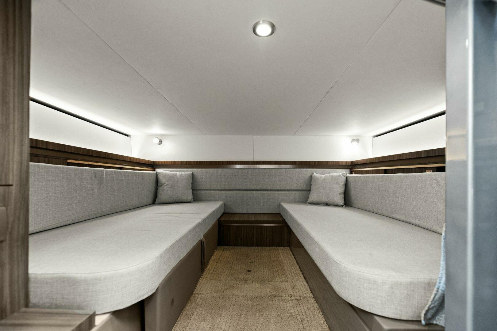 Slide: The Image of 2022 Sea Ray 32 Dancer Forward Cabin - 4738765