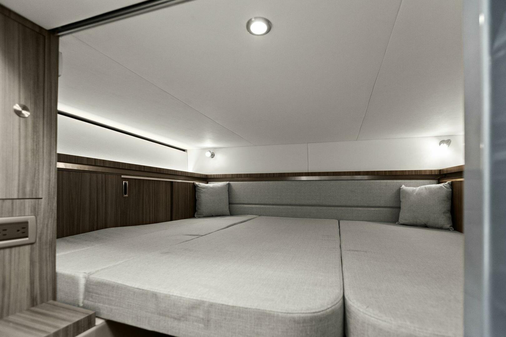 Slide: The Image of 2022 Sea Ray 32 Dancer Forward Cabin - 4738774
