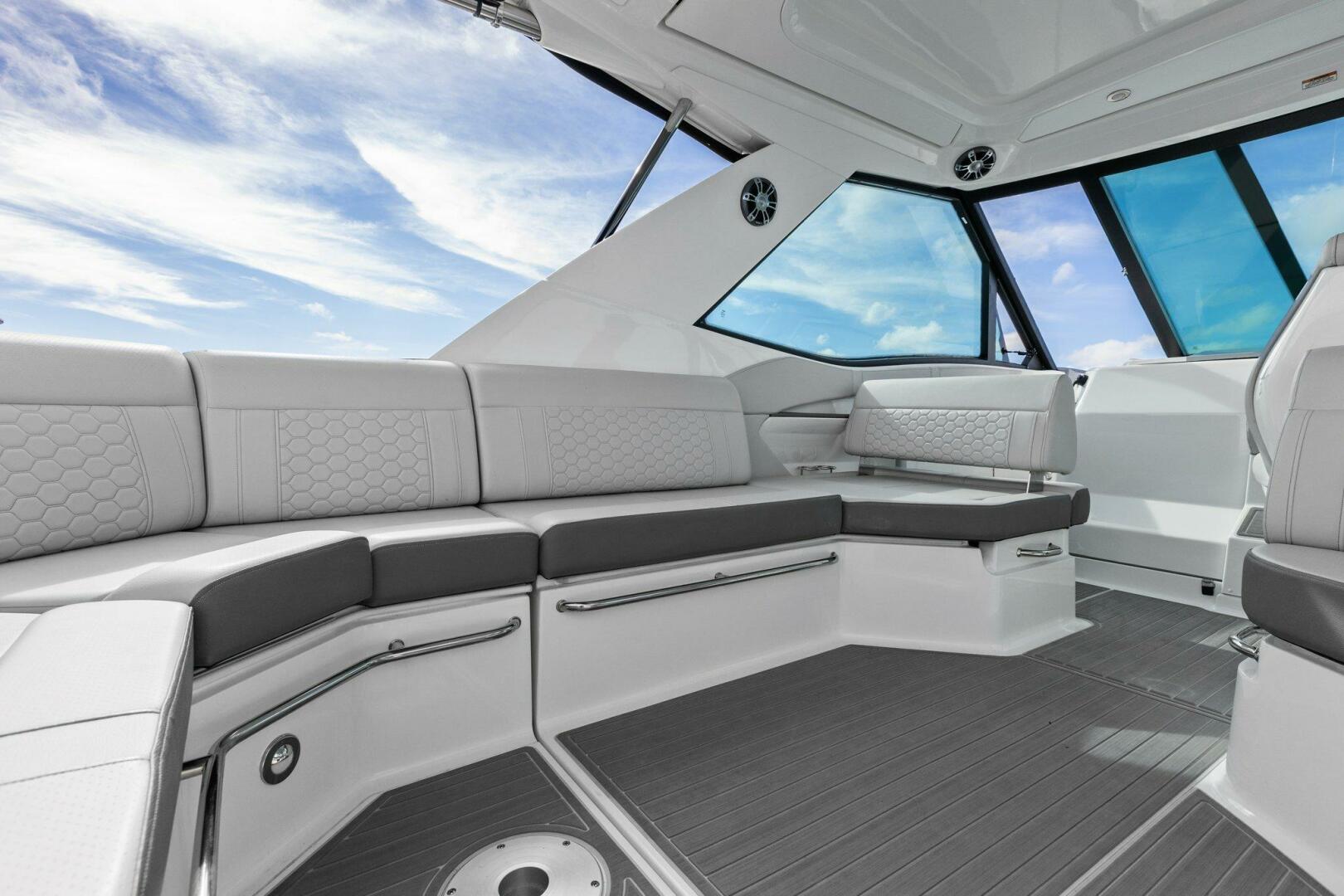 Slide: The Image of 2022 Sea Ray 32 Dancer Cockpit - 4738824