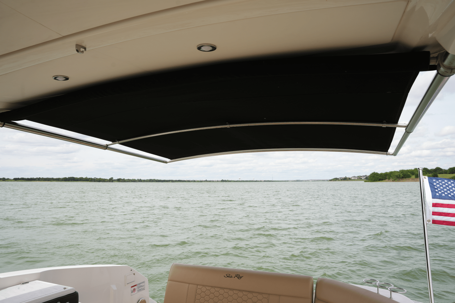 Slide: The Image of Sea Ray 320 SUNDANCER 2023 - 10