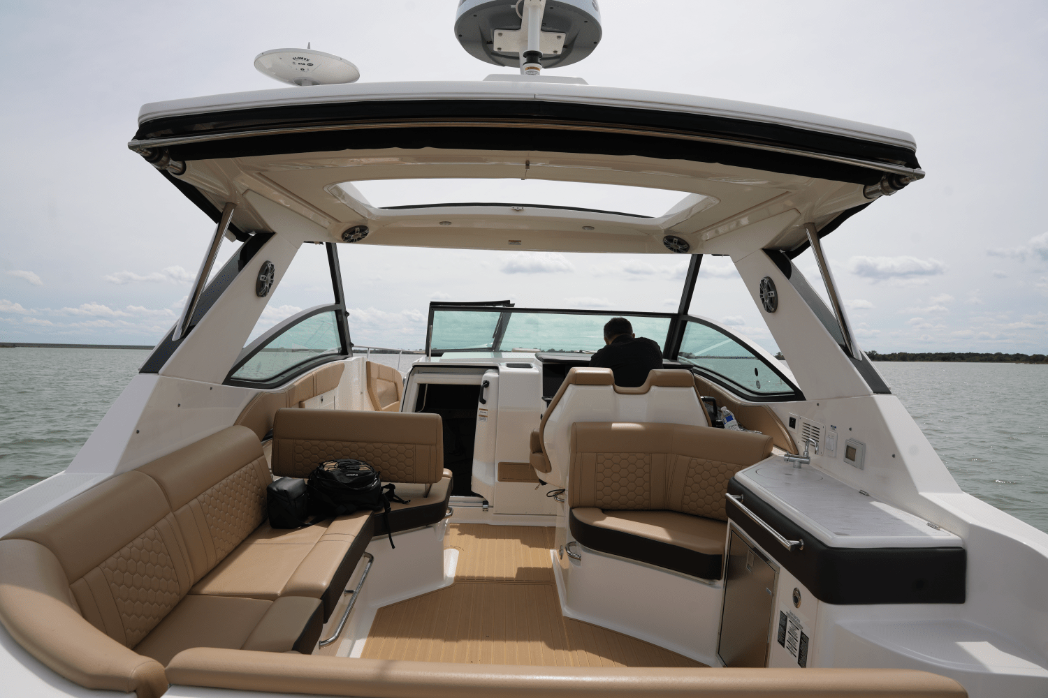 Slide: The Image of Sea Ray 320 SUNDANCER 2023 - 12