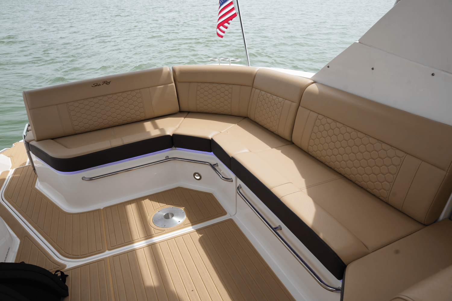 Slide: The Image of Sea Ray 320 SUNDANCER 2023 - 13