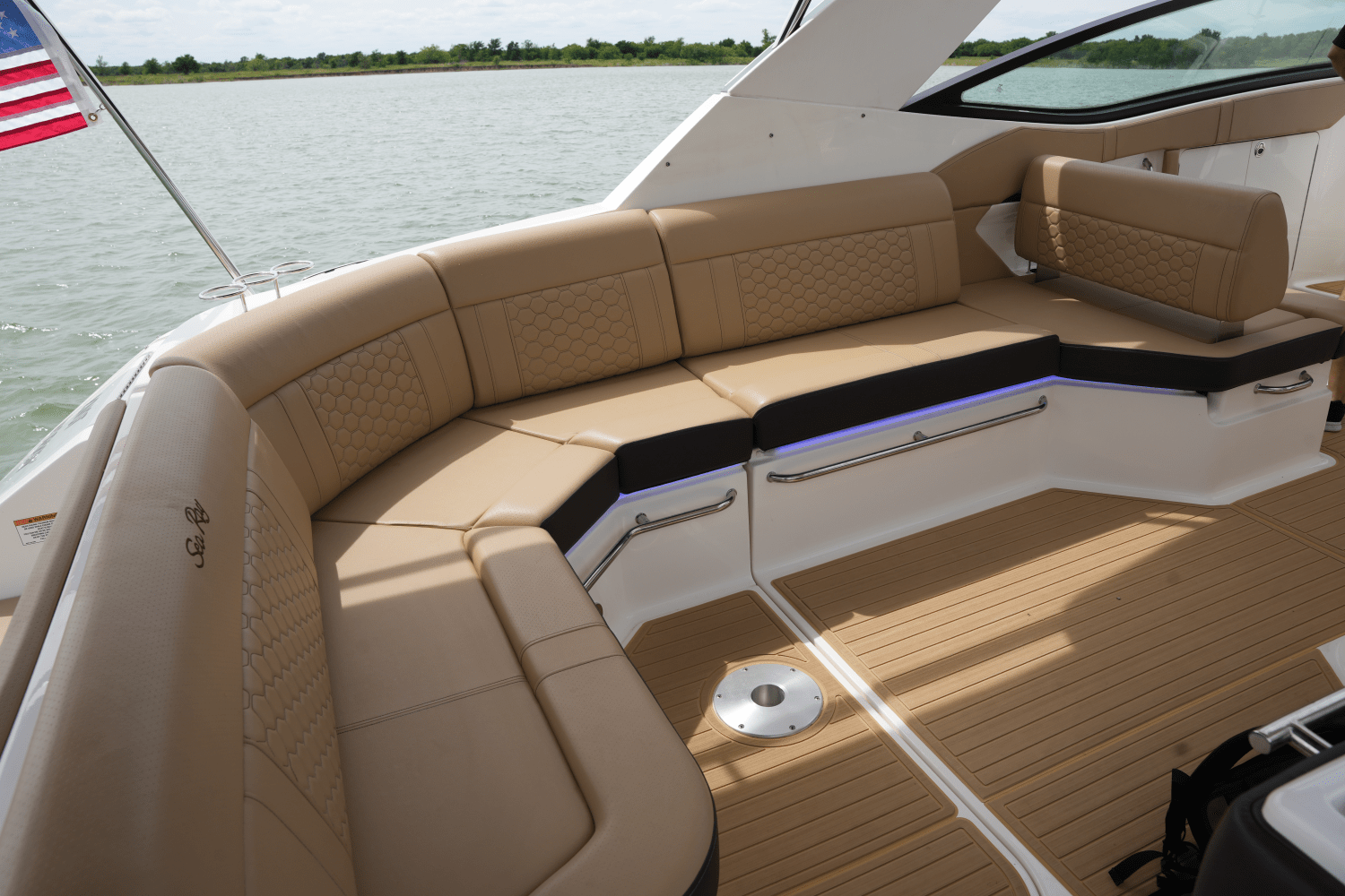 Slide: The Image of Sea Ray 320 SUNDANCER 2023 - 14