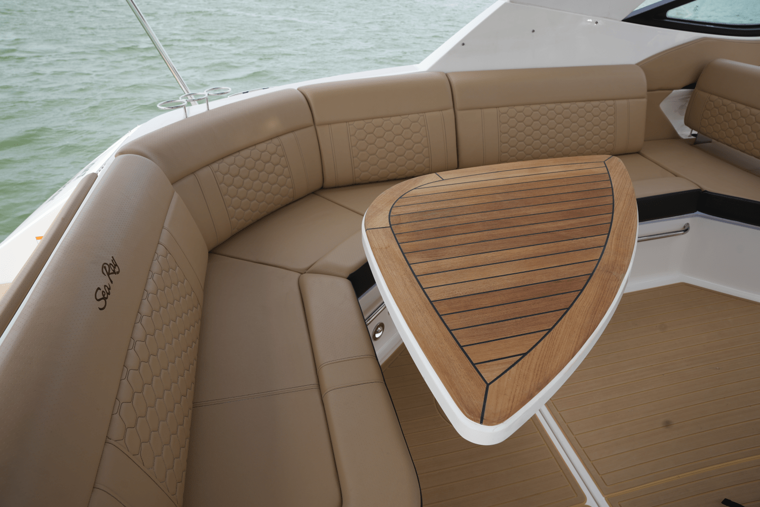 Slide: The Image of Sea Ray 320 SUNDANCER 2023 - 16