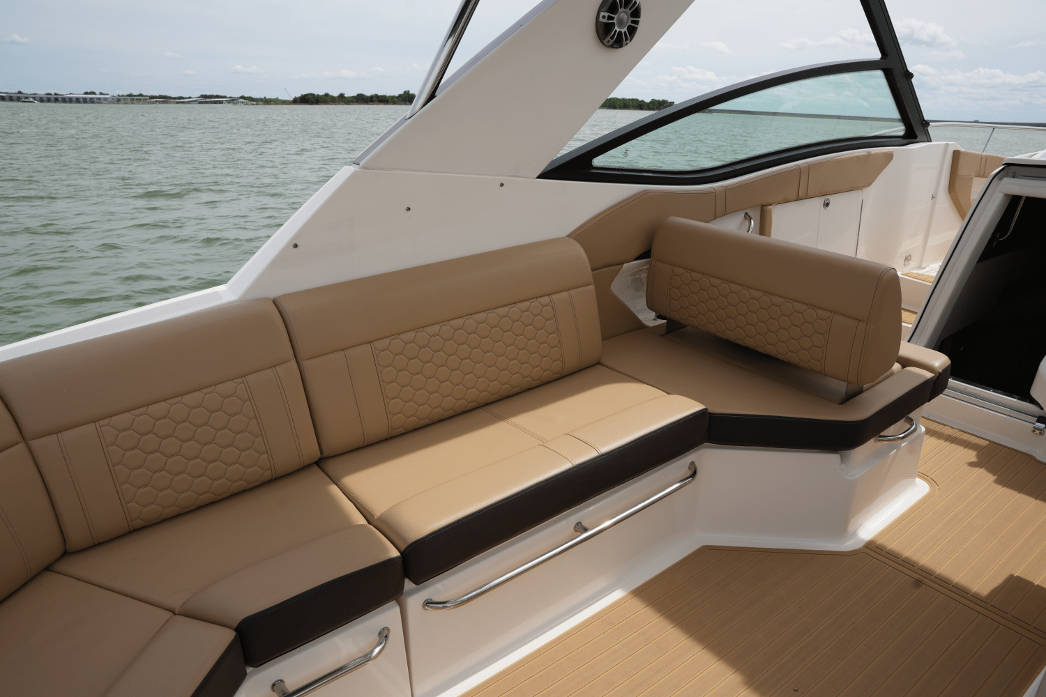 Slide: The Image of Sea Ray 320 SUNDANCER 2023 - 17