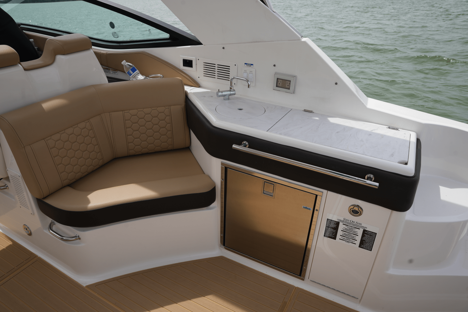 Slide: The Image of Sea Ray 320 SUNDANCER 2023 - 18