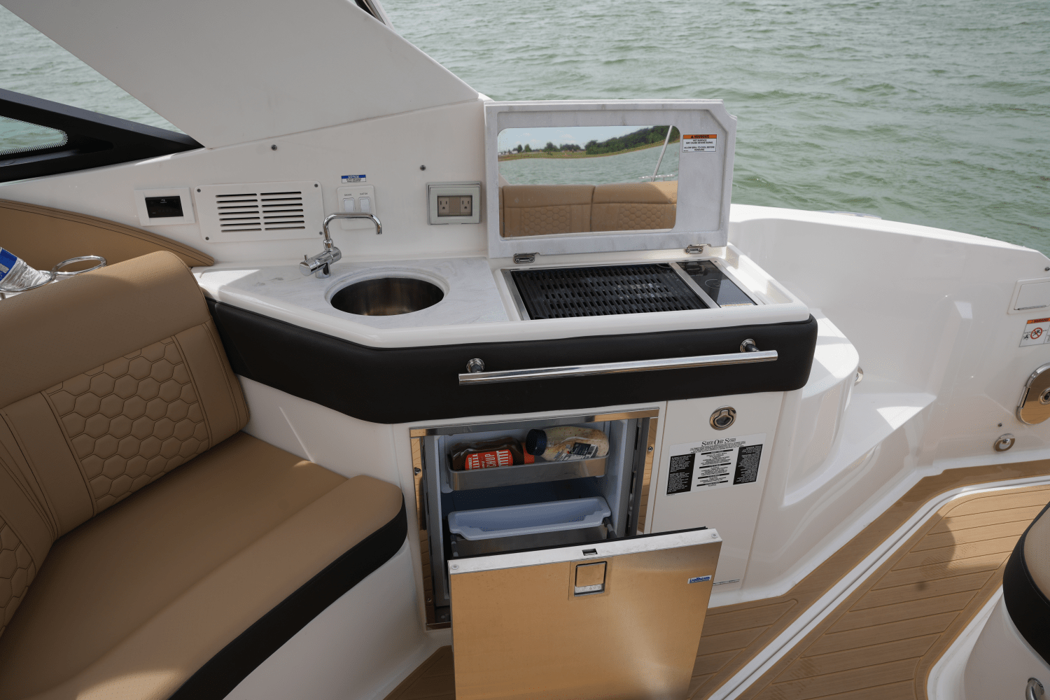 Slide: The Image of Sea Ray 320 SUNDANCER 2023 - 19