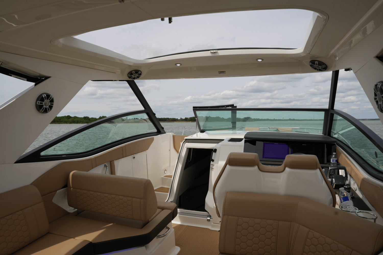 Slide: The Image of Sea Ray 320 SUNDANCER 2023 - 20