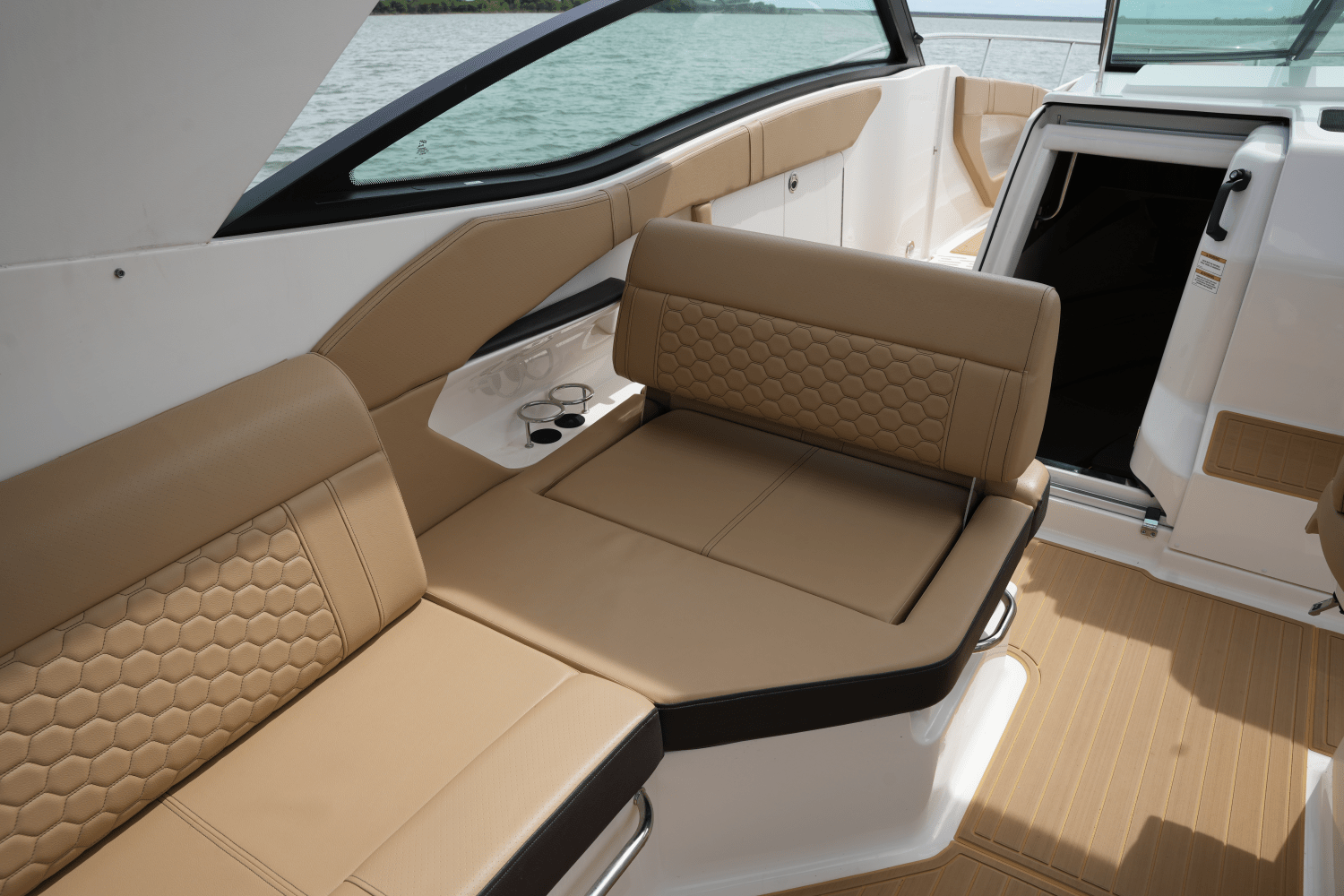 Slide: The Image of Sea Ray 320 SUNDANCER 2023 - 21