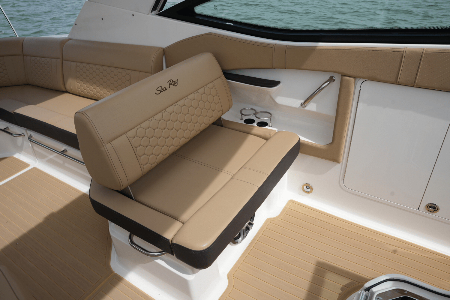 Slide: The Image of Sea Ray 320 SUNDANCER 2023 - 22