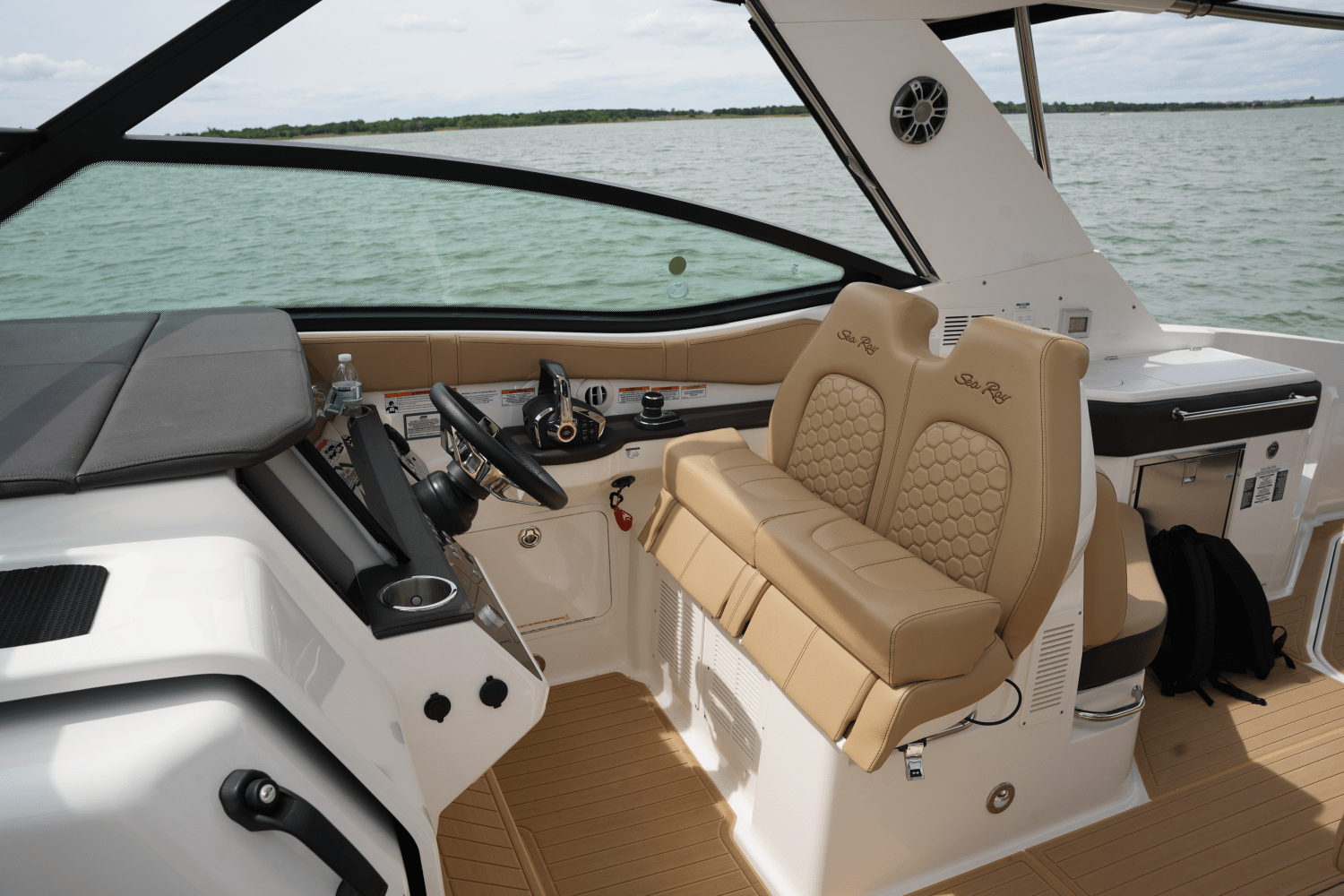 Slide: The Image of Sea Ray 320 SUNDANCER 2023 - 23