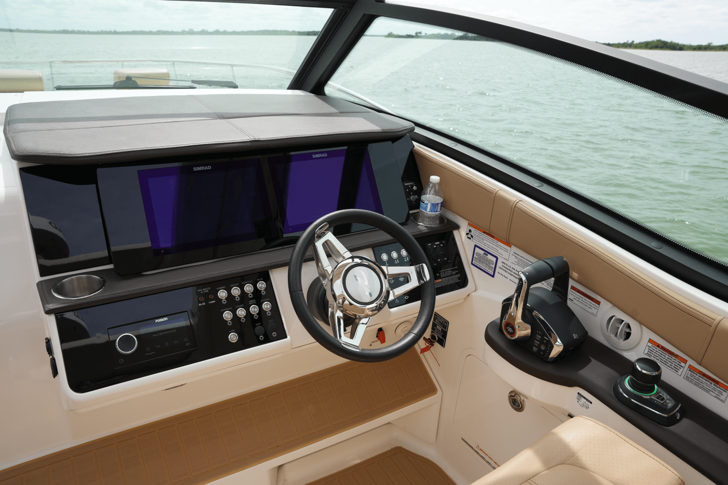 Slide: The Image of Sea Ray 320 SUNDANCER 2023 - 25