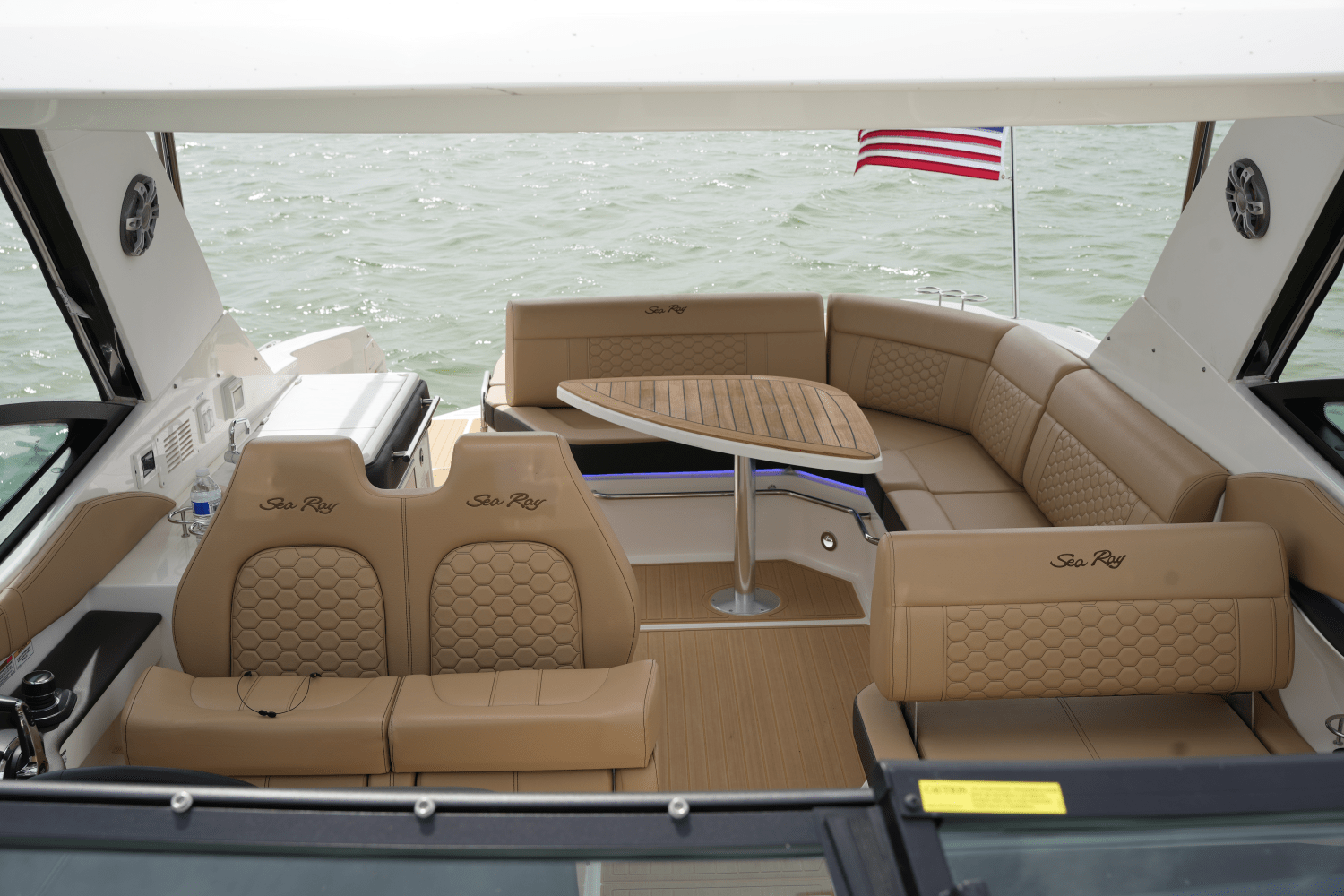 Slide: The Image of Sea Ray 320 SUNDANCER 2023 - 30