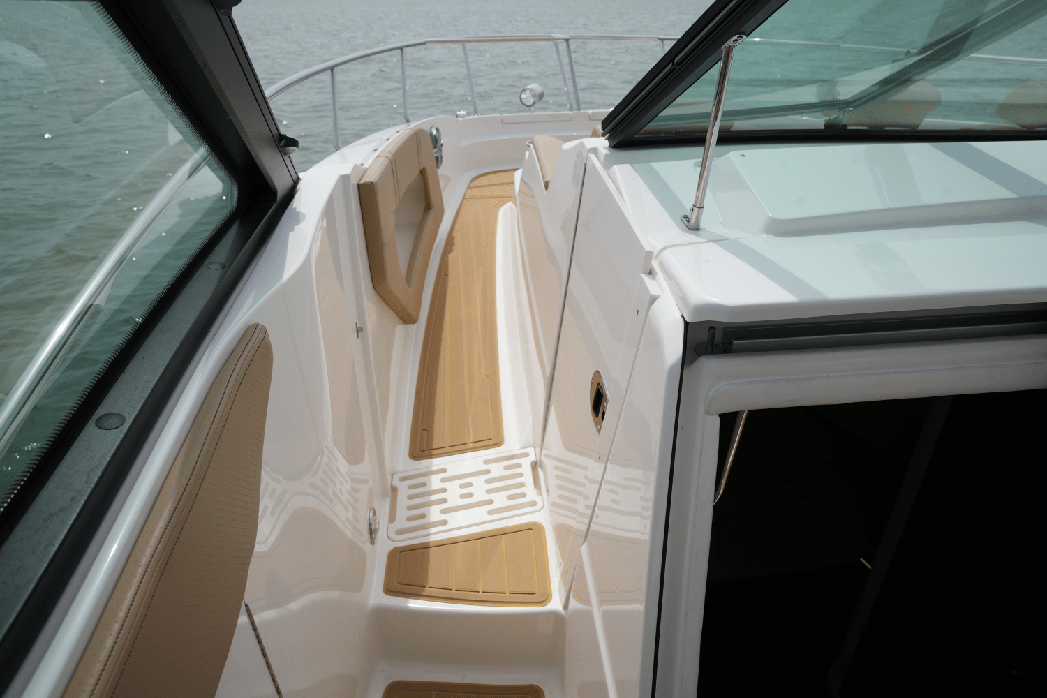 Slide: The Image of Sea Ray 320 SUNDANCER 2023 - 31