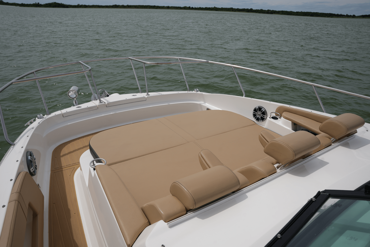 Slide: The Image of Sea Ray 320 SUNDANCER 2023 - 32