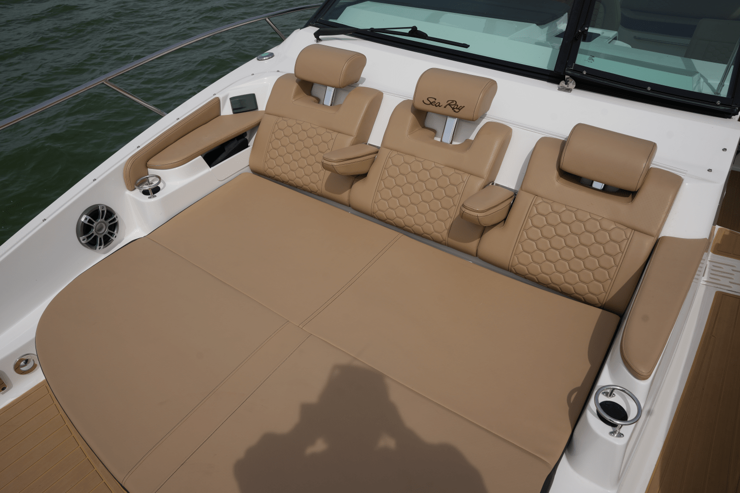 Slide: The Image of Sea Ray 320 SUNDANCER 2023 - 33