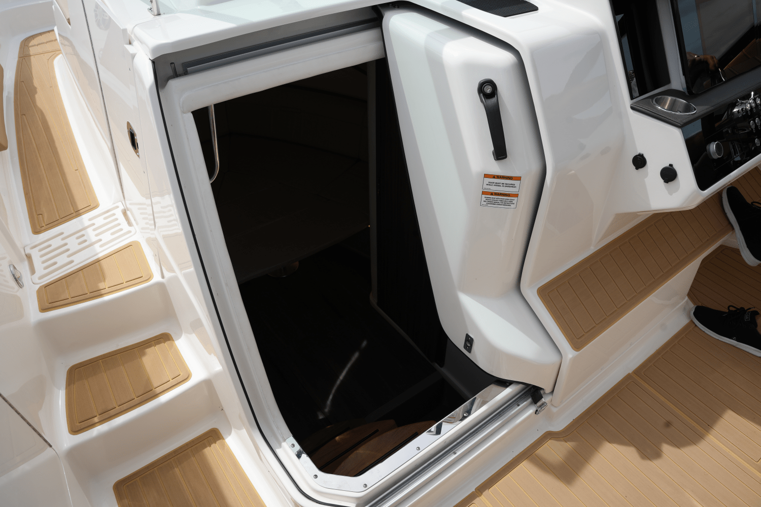 Slide: The Image of Sea Ray 320 SUNDANCER 2023 - 37